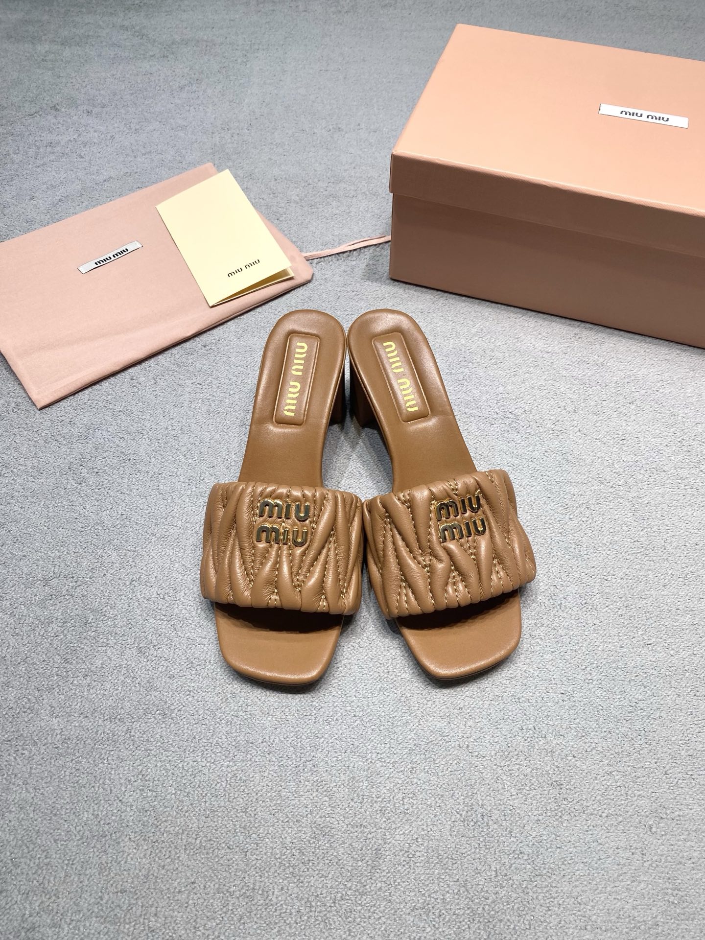 Женские сабо Miu Miu из натуральной кожи на высоком каблуке
