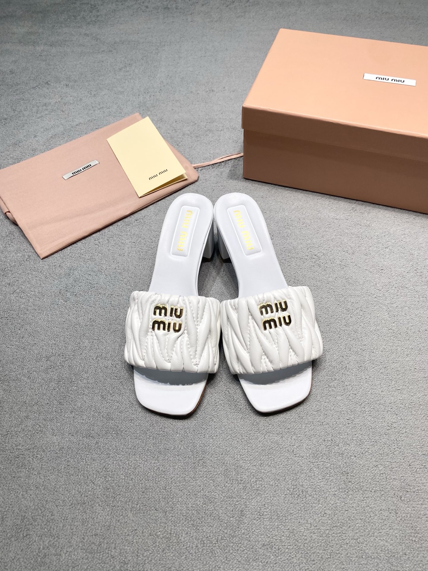 Босоножки Miu Miu женские из натуральной кожи с рифленым верхом и массивным каблуком