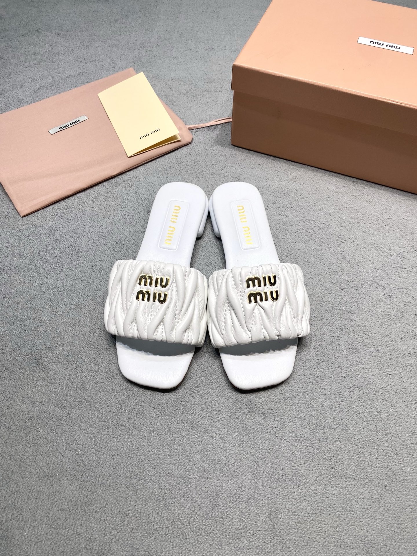 Женские сандалии Miu Miu с низким каблуком и текстурным ремнём
