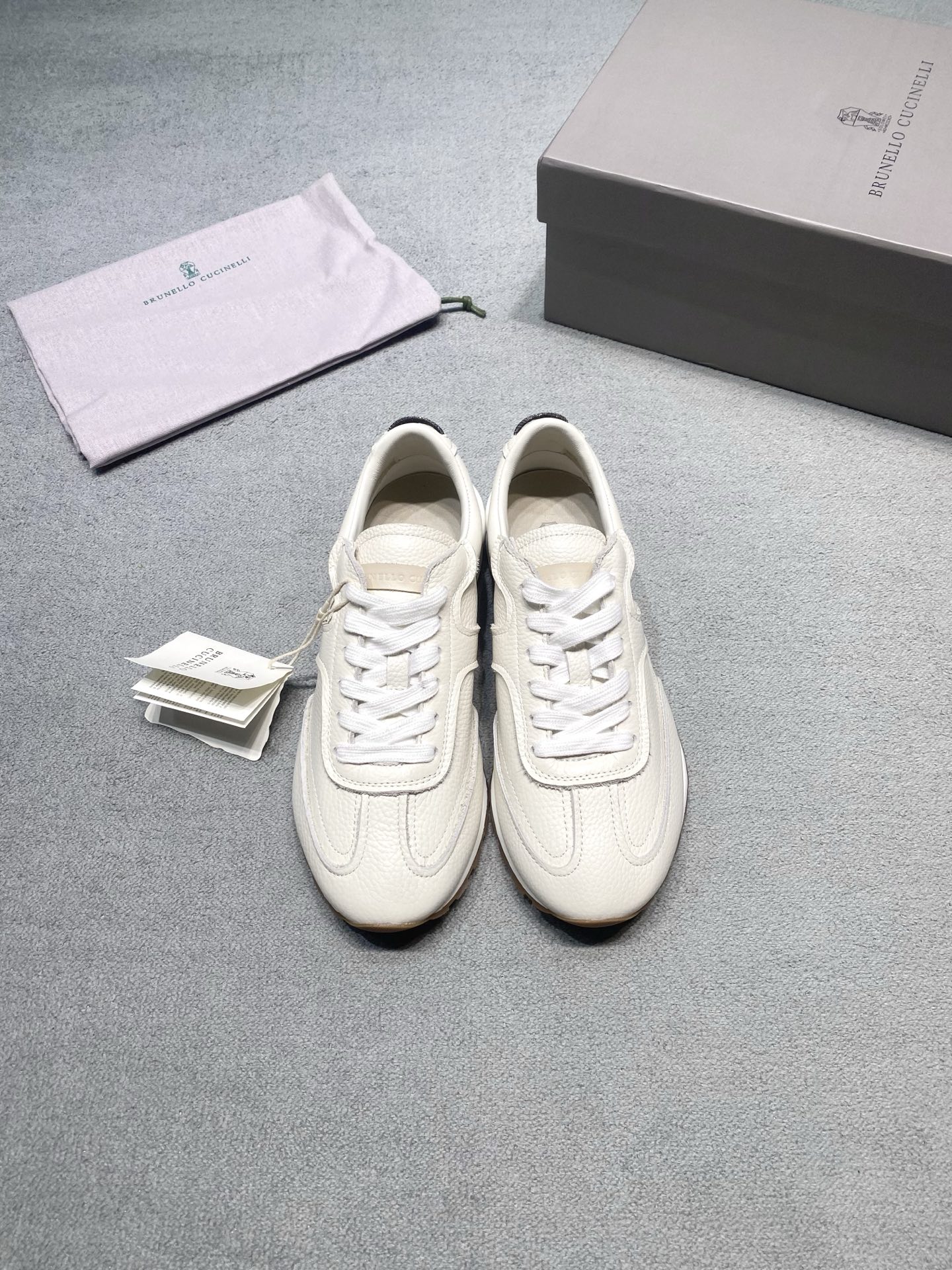 NO:905084,Original development of Brunello Cucinelli BC 2026 new low-top casual sports shoes. Italian-style low-key noble feeling. Made of fine grained calfskin. Minimalist lines + soft color matching, with relaxed elite temperament. Off-white/milk tea two colors, suitable for daily commuting and leisure travel. Soft and fufu feeling on the foot, comfort and style are both online. Everyone knows it. Fabric: Italian imported cowhide. Lining: Sheepskin outsole. Original rubber outsole. Size 35-40 (Customized size 40 is non-returnable) Price Extremely cost-effective, quantity-priced, no bargaining for loose orders, casual shoes/sports shoes, brunello cucinelli, sneakers, cowhide, sheepskin19860909原版开发 Brunello Cucinelli BC 2026新款低帮休闲运动鞋 意式低调贵气感天花板 甄选细腻粒面小牛皮打造 极简线条+柔和配色,自带松弛的精英气质 米白/奶茶两色齐发,日常通勤、休闲出行都适配 上脚软fufu的脚感,舒适与格调双在线,懂的都懂 面料: 意大利进口牛皮 內里: 羊皮 大底开模原版橡胶大底 码数35-40（40定做不退换） 价格  极致性价比跑量价、散单不议价,休闲鞋/运动鞋,brunello cucinelli,sneakers,cowhide,sheepskin,Women's Shoes