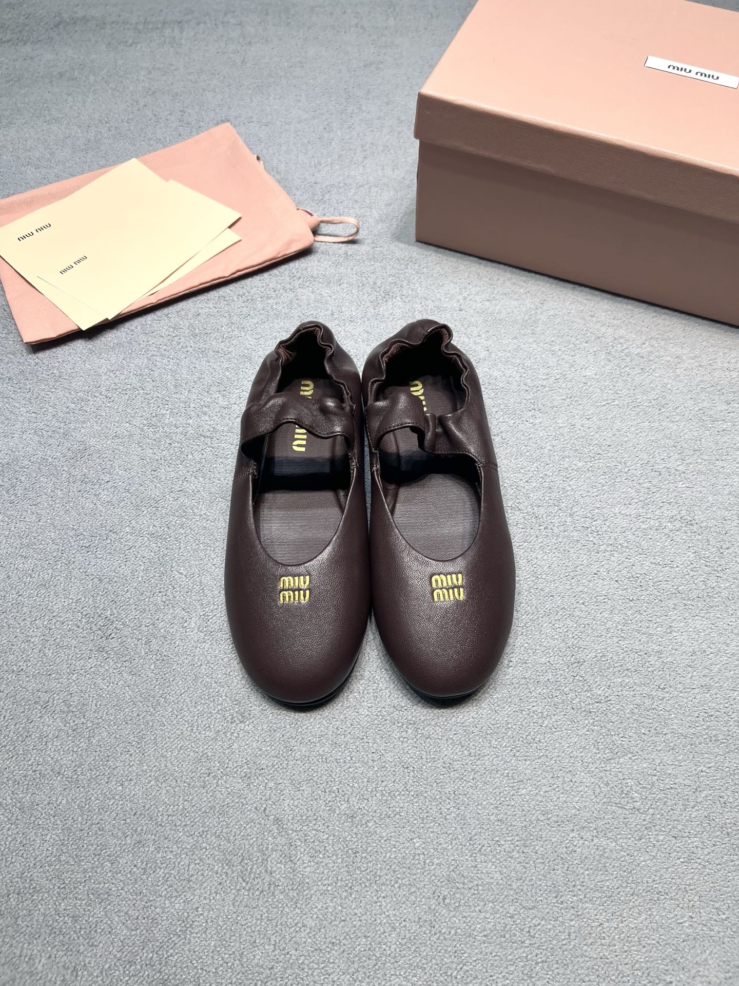 NO:815771,Original development of MiuMiu 2026 new flat Mary Jane ballet shoes. Who knows! This pair of shoes has a rich atmosphere. It is made of soft and fufu lambskin, and the shoe opening is designed with elastic pleats. The upper foot does not wear at all, and is as soft as stepping on clouds. The two king colors of retro brown / classic black are perfect with skirts and jeans. They are gentle and noble. Fabric: imported sheepskin. Lining: sheepskin outsole. Original molded outsole. Size 35-40 (customized for 40). Price Extremely cost-effective, no bargaining.,Mary Jane,miumiu,mary jane,skirts,jeans,sheepskin19860909原版开发 MiuMiu缪缪 2026新款平底玛丽珍芭蕾跳舞鞋 谁懂啊！这双鞋自带千金氛围感 软fufu的小羊皮材质,鞋口做了松紧褶皱设计 上脚完全不磨脚,软到像踩云朵 复古棕 / 经典黑两个王炸色 搭配半裙、牛仔裤都超绝,温柔又显贵 面料: 进口绵羊皮 內里: 羊皮 大底原版开模大底 码数35-40（40定做） 价格 极致性价比,不议价.,玛丽珍,miumiu,mary jane,skirts,jeans,sheepskin,Women's Shoes