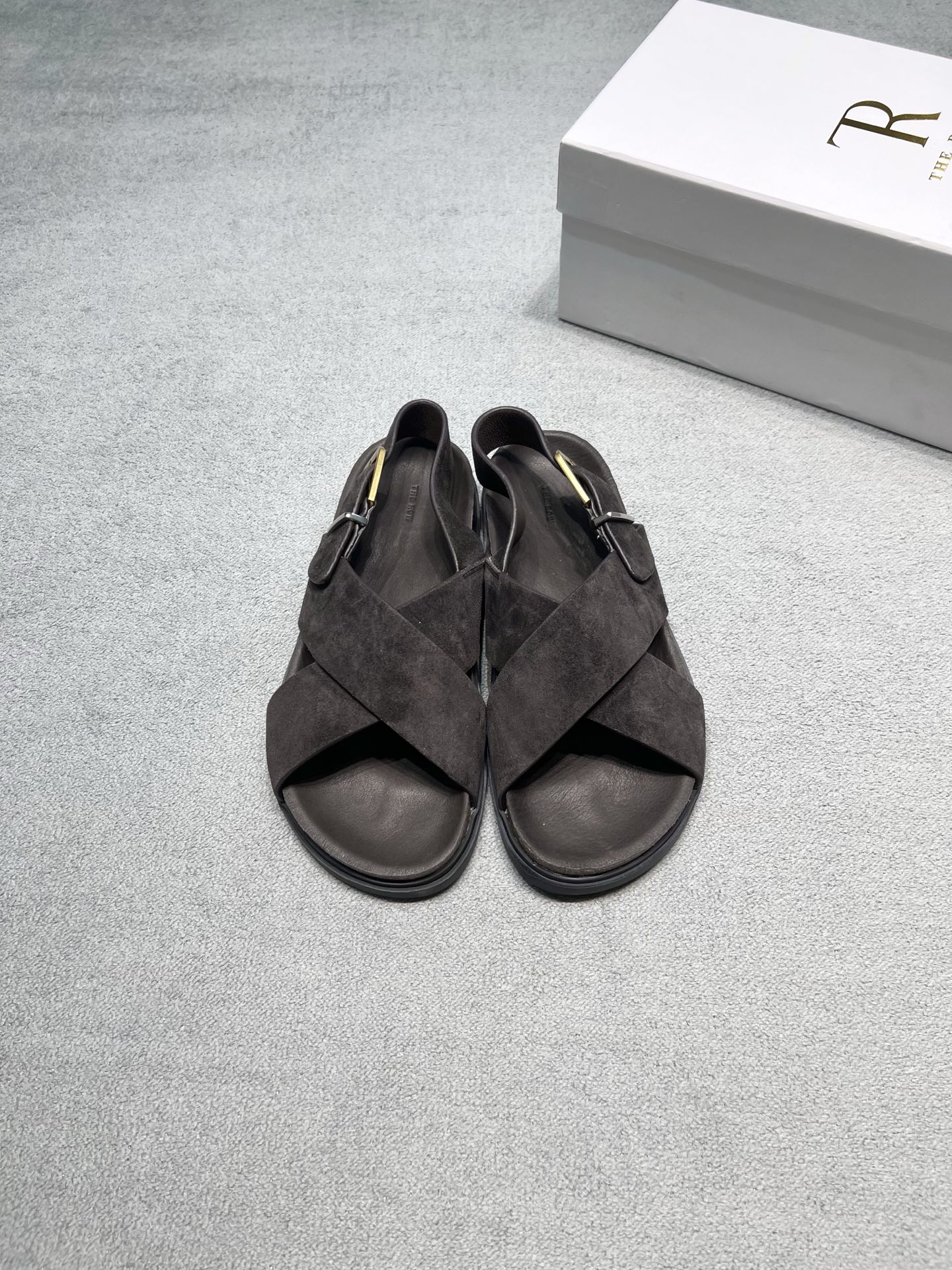NO:905112,Original development of The Row 26ss new cross-strap sandals｜Cool and high-end ceiling The ultimate romance of minimalism, low-saturated black tones bring elegance Three materials to choose from: suede/horse hair/glossy cowhide Iconic cross-strap + adjustable metal buckle, not picky about foot shape Soft thick sole, stepping on it feels like stepping on clouds Can be worn for commuting, daily life, and vacation, the relaxed feeling is straightened out Fabric: Suede + cowhide + horse hair Lining: Sheepskin outsole, original molded outsole, size 35-40 (customized for 40), price, extremely cost-effective, no negotiation., sandals, sandals, cowhide, sheepskin, chamois leather19860909原版开发 The Row 26ss新款交叉带凉鞋｜清冷高级感天花板 极简主义的终极浪漫,低饱和黑调自带贵气 三种材质可选麂皮/马毛/光面牛皮 标志性交叉带+可调节金属扣,不挑脚型 软乎乎的厚底,踩上去像踩云朵 通勤、日常、度假都能搭,松弛感直接拉满 面料: 麂皮+牛皮+马毛  內里: 羊皮 大底原版开模大底 码数35-40（40定做） 价格 极致性价比,不议价.,凉鞋,sandals,cowhide,sheepskin,chamois leather,Women's Shoes