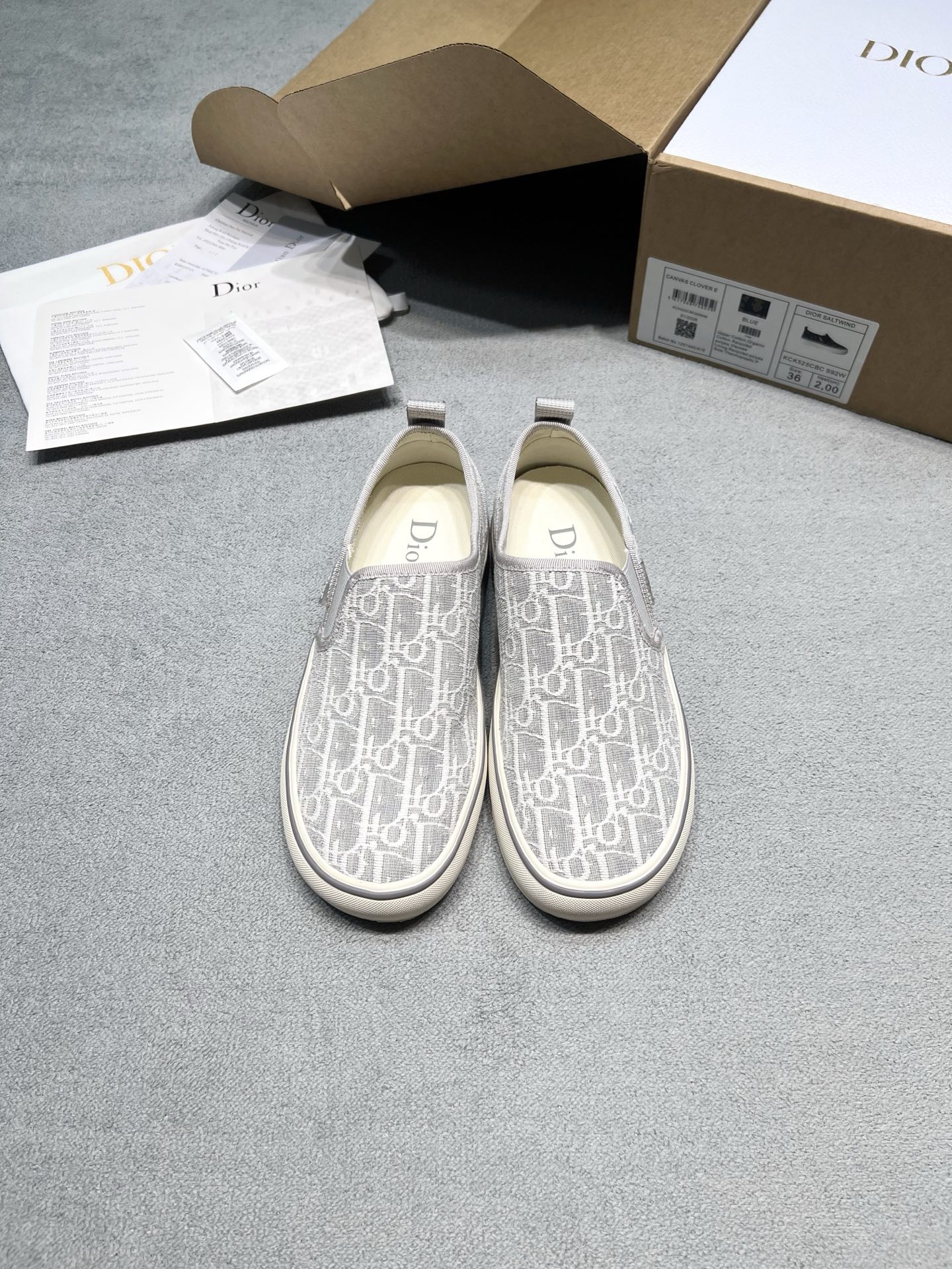 NO:815756,Originally developed by Dior, classic Oblique presbyopic embroidery, lazy slip-on shoes, a classy commuter shoe! Classic presbyopia embroidery is printed all over, low-key and recognizable. Soft canvas material + lazy slip-on design, super easy to put on and take off. The four colors are very good, and it is very stylish for daily wear with jeans and casual pants. It has a gentle and dignified feeling on the feet, and lazy people can easily handle the exquisite feeling. Fabric: canvas lining: canvas outsole. Original rubber outsole. Size 35-45 (40 for women, 45 for men, custom-made and non-returnable) Price: Men's 10. Extremely cost-effective. Price based on quantity. No negotiation for bulk orders. Casual shoes/sports shoes, dior, dior, sneakers, jeans.19860909原版开发 Dior迪奥 经典Oblique老花刺绣 懒人一脚蹬鞋 自带贵气感的通勤神鞋！ 经典老花刺绣满印,低调又有辨识度 软乎乎的帆布材质+懒人一脚蹬设计,穿脱超方便 四个配色都很绝,日常搭牛仔裤、休闲裤都超有范儿 上脚就是温柔又显贵的感觉,懒人也能轻松拿捏精致感 面料: 帆布 內里: 帆布 大底开模原版橡胶大底 码数 35-45（女40、男45定做不退换） 价格 男款10 极致性价比跑量价、散单不议价,休闲鞋/运动鞋,dior,dior,sneakers,jeans,Women's Shoes