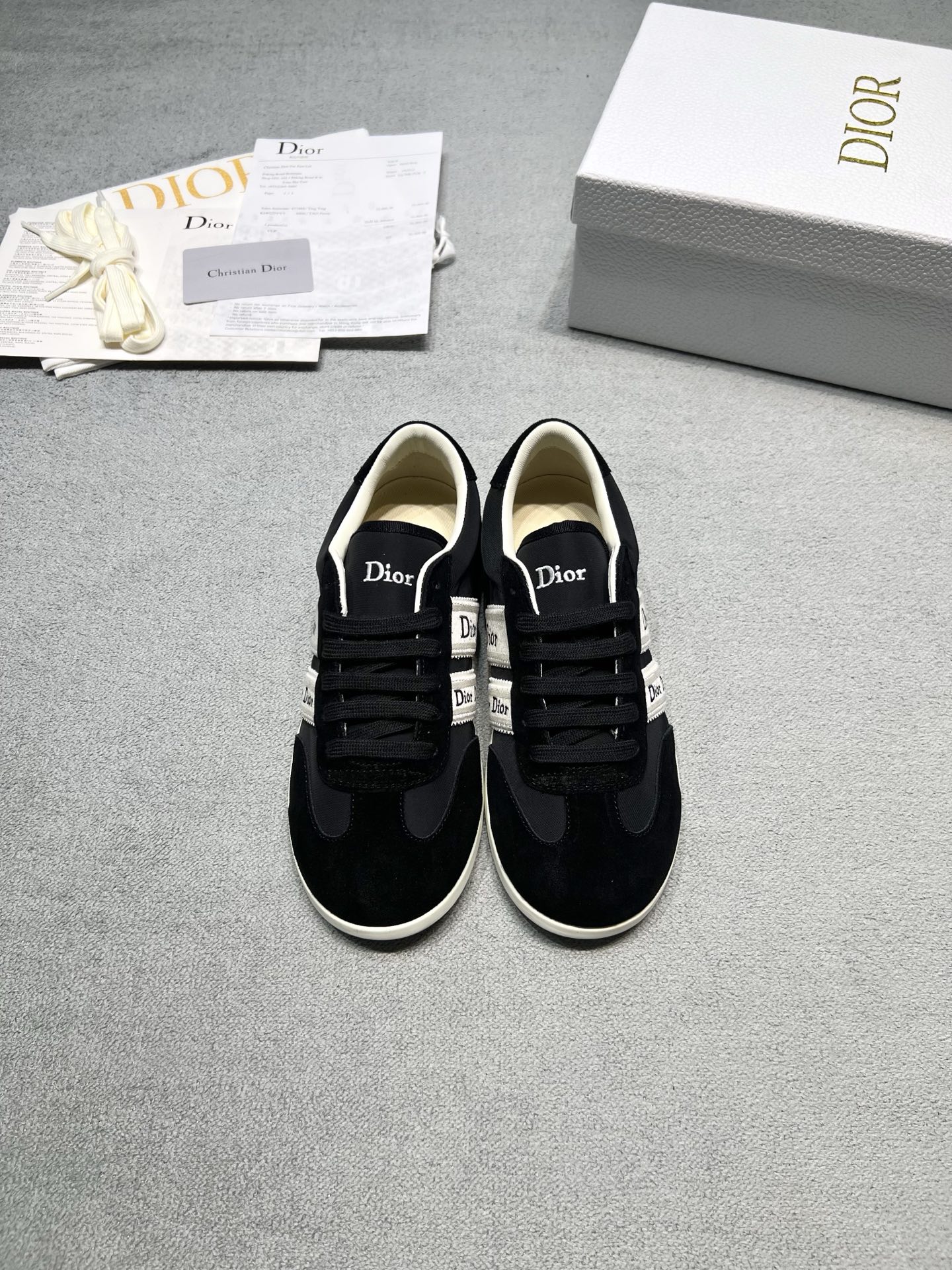 NO:815760,Original development of Dior retro moral training shoes｜French relaxed ceiling Classic low-top silhouette + iconic webbing logo, comes with noble filter Soft elastic suede splicing fabric, light on the foot without pressuring the foot Multi-color full size online, contracting your gentle atmosphere throughout the spring and summer Fabric: Imported original fabric Lining: Sheepskin lining Original open molded outsole Size women's size 35-39 (customized 40 non-refundable) Price: Extremely cost-effective, quantity-based price, no negotiation for loose orders, casual shoes/sports shoes, dior, dior, sneakers, sheepskin, chamois leather19860909原版开发 Dior迪奥 复古德训鞋｜法式松弛感天花板 经典低帮廓形+标志性织带logo,自带贵气滤镜 软弹麂皮拼接面料,上脚轻盈不压脚 多色全码在线,承包你整个春夏的温柔氛围感 面料: 进口原版面料 內里: 羊皮内里 大底原版开模大底 码数女码 35-39（40定做不退换） 价格 极致性价比跑量价、散单不议价,休闲鞋/运动鞋,dior,dior,sneakers,sheepskin,chamois leather,Women's Shoes