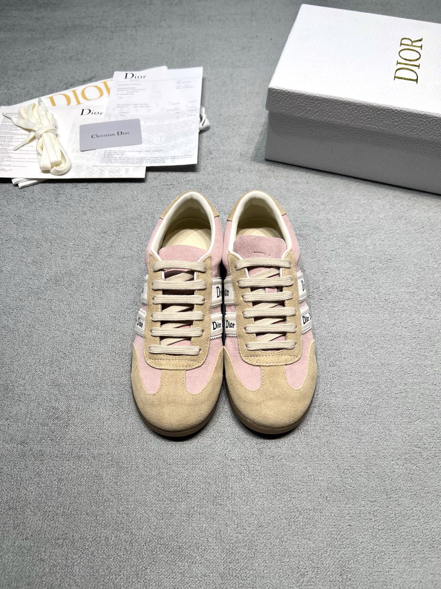 NO:815765,Original development of Dior retro moral training shoes｜French style relaxed ceiling Classic low-cut silhouette + iconic webbing logo, with built-in noble filter Soft elastic suede splicing fabric, light on the foot without pressuring the foot Multi-color full size online, contracting your gentle atmosphere throughout spring and summer Fabric: Imported original fabric Lining: Sheepskin lining Original open molded outsole Size Women's size 35-39 (40 customized, non-refundable) Price: Extremely cost-effective, quantity-based price, no negotiation for loose orders, casual shoes/sports shoes, dior, dior, sneakers, sheepskin, chamois leather19860909原版开发 Dior迪奥 复古德训鞋｜法式松弛感天花板 经典低帮廓形+标志性织带logo,自带贵气滤镜 软弹麂皮拼接面料,上脚轻盈不压脚 多色全码在线,承包你整个春夏的温柔氛围感 面料: 进口原版面料 內里: 羊皮内里 大底原版开模大底 码数女码 35-39（40定做不退换） 价格 极致性价比跑量价、散单不议价,休闲鞋/运动鞋,dior,dior,sneakers,sheepskin,chamois leather,Women's Shoes