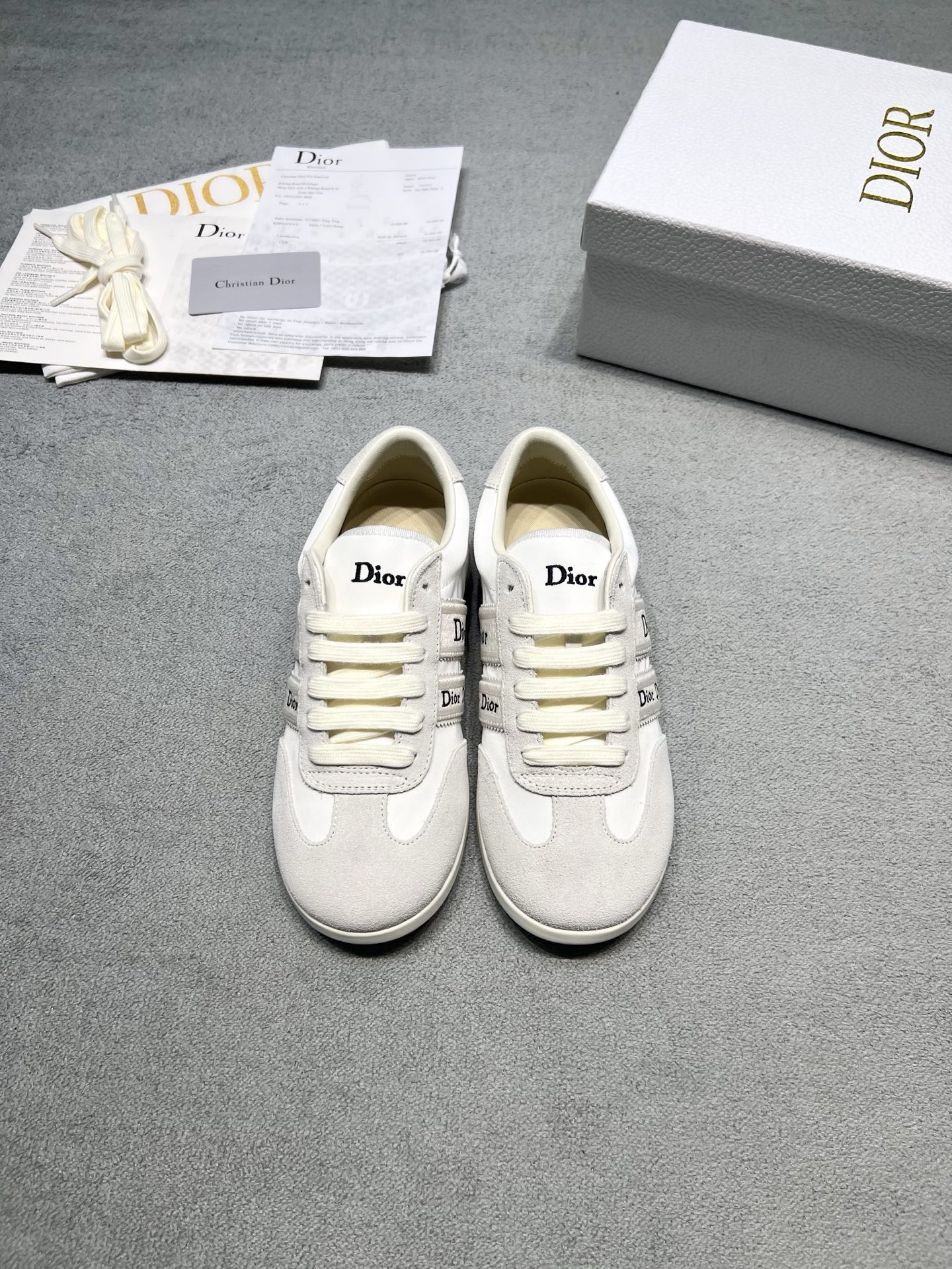 NO:815770,Original development of Dior retro moral training shoes｜French relaxed ceiling Classic low-top silhouette + iconic webbing logo, comes with noble filter Soft elastic suede splicing fabric, light on the foot without pressuring the foot Multi-color full size online, contracting your gentle atmosphere throughout the spring and summer Fabric: Imported original fabric Lining: Sheepskin lining Original open molded outsole Size women's size 35-39 (customized 40 non-refundable) Price: Extremely cost-effective, quantity-based price, no negotiation for loose orders, casual shoes/sports shoes, dior, dior, sneakers, sheepskin, chamois leather19860909原版开发 Dior迪奥 复古德训鞋｜法式松弛感天花板 经典低帮廓形+标志性织带logo,自带贵气滤镜 软弹麂皮拼接面料,上脚轻盈不压脚 多色全码在线,承包你整个春夏的温柔氛围感 面料: 进口原版面料 內里: 羊皮内里 大底原版开模大底 码数女码 35-39（40定做不退换） 价格 极致性价比跑量价、散单不议价,休闲鞋/运动鞋,dior,dior,sneakers,sheepskin,chamois leather,Women's Shoes