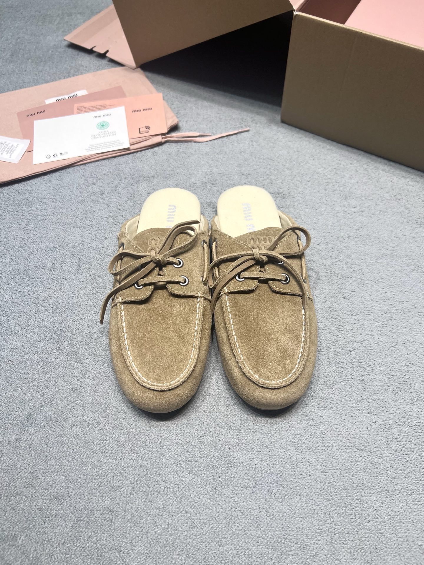 NO:815738,Original development Miu Mi*26ss soft-soled retro lace-up Mule half-slip loafers and half-slippers, lazy casual shoes. The effortless old-money relaxation is captured by this pair. There are two textures of distressed rubbed cowhide/soft matt anti-velvet, with the iconic lace design, and comes with a lazy and luxurious filter.  A slip-on slip-on shoe with a soft cloud-like feel. It can be used for commuting, walking, and coffee. It can be worn with jeans or dresses to look effortlessly refined. The fabric is imported rubbed cowhide. The lining is cowhide. The outsole is tpu. The molded outsole is 35-40 (custom-made in 40 pieces, non-returnable). Half-slip loafers, miumiu, loafers, slippers, skirts, jeans, cowhide.19860909原版开发 Miu Mi*26ss 软底复古系带穆勒半拖乐福包头半拖鞋 懒人休闲鞋 不费力的老钱松弛感,被这双拿捏得死死的. 做旧擦色牛皮/柔雾反绒两种质感,搭配标志性系带设计,自带慵懒贵气滤镜. 一脚蹬懒人鞋型,软乎乎的踩云感脚感,通勤、遛弯、咖啡局都能hold住,搭牛仔裤、连衣裙都能穿出毫不刻意的精致. 面料进口擦色牛皮 内里牛皮 大底tpu 开模大底 码数35-40（40订做不退换）,乐福鞋半拖,miumiu,loafers,slippers,skirts,jeans,cowhide,Women's Shoes