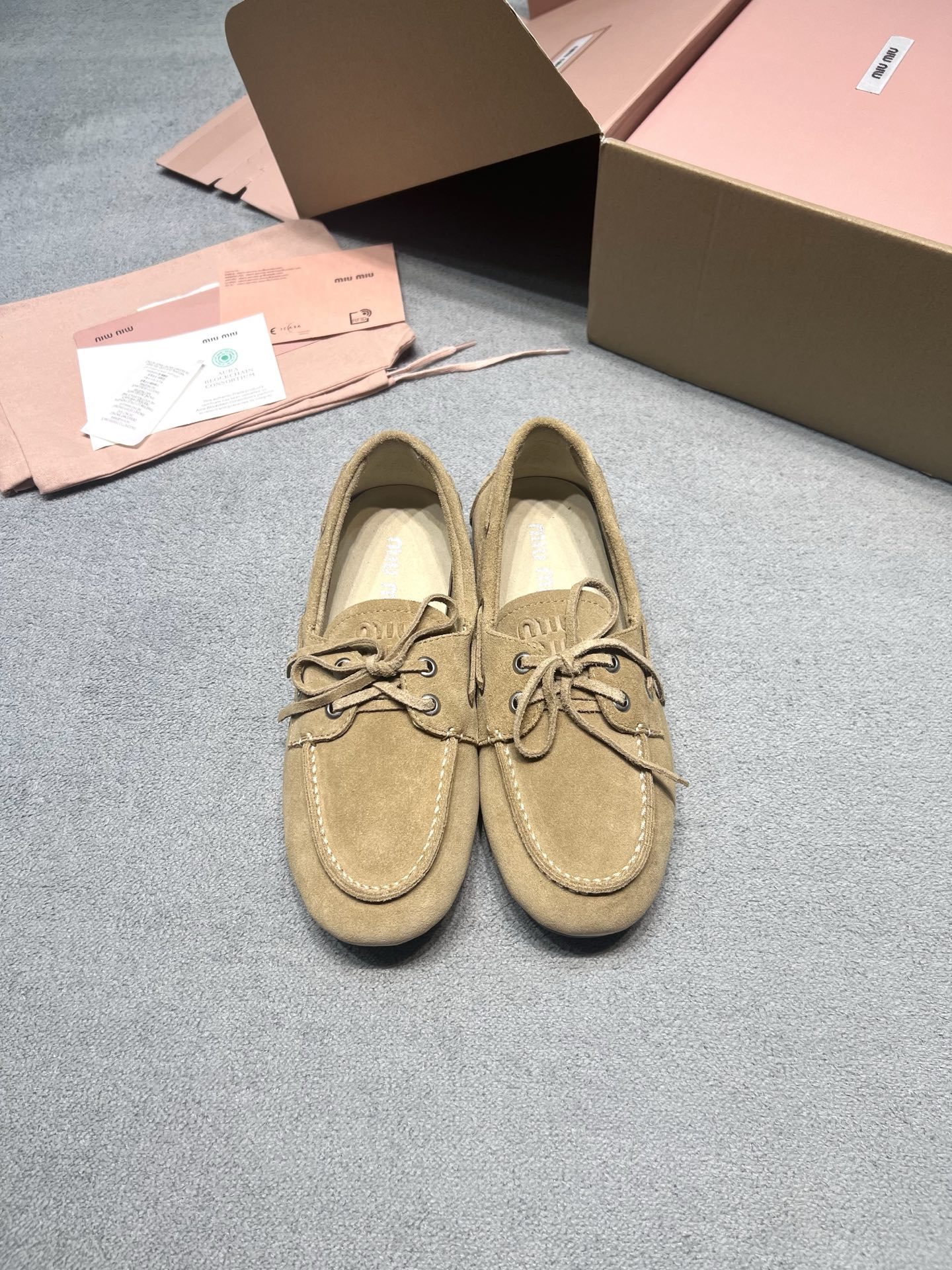 NO:815744,Original development MiuMi* Miu Miu 26ss new four seasons spring and autumn bow-knot beanie shoes lace-up loafers｜Old money style loose ceiling Who knows!  This pair captures the retro elegance of miumiu. It is a double version of aged polished cowhide + soft mist suede. It comes with a lazy filter. Iconic lace details + exquisite stitching. Every detail reveals the romance. The upper is imported polished leather/cow leather. The lining is cowhide. Outsole. Rubber outsole. Size 35-40 (customized for 40, non-refundable). Price, loafers and half-slippers, miumiu, loafers, cowhide19860909原版开发 MiuMi* 缪缪 26ss 新款四季春秋蝴蝶结豆豆鞋 系带乐福鞋｜老钱风松弛天花板 谁懂啊！这双把miumiu的复古贵气拿捏得死死的 做旧擦色牛皮+柔雾反绒双版本,自带慵懒滤镜 标志性系带细节+精致车线,每一处都透着细节控的浪漫 鞋面进口擦色皮/牛猄 内里牛皮 大底橡胶大底 Size35-40（40定制不退换） 价格,乐福鞋半拖,miumiu,loafers,cowhide,Women's Shoes