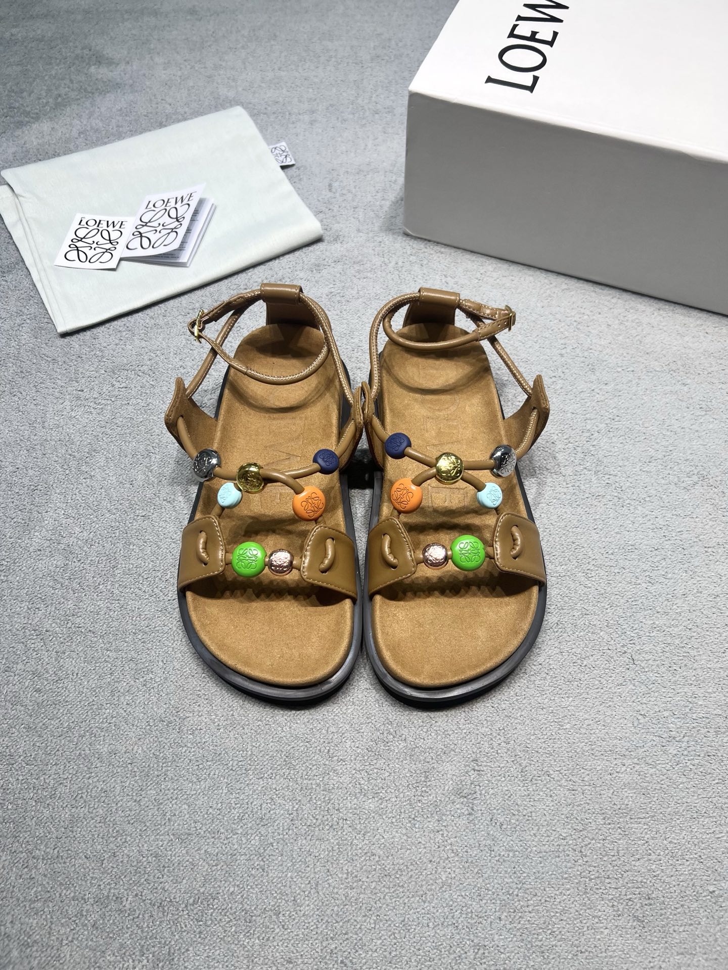 NO:815780,Originally developed by Luo Yiwei colorful bead strap sandals｜Summer limited dopamine romance wear a whole summer of colors on your feet!  Iconic Anagram embossed colorful beads, contrasting color design brings fresh vitality, retro and playful. Soft sheepskin + suede lining, the foot feels like stepping on clouds, and you will not feel tired after running around for a day. Upper cowhide leather lining Outsole original composite outsole Rubber outsole Size35-40 (40 customized non-refundable) Price, sandals, loewe, sandals, cowhide, sheepskin19860909原版开发 罗意威 彩珠绑带凉鞋｜夏日限定多巴胺浪漫 把一整个夏天的色彩都穿在脚上！ 标志性Anagram压纹彩珠,撞色设计自带鲜活元气,复古又俏皮. 软乎乎的羊皮+绒面内里,踩云感脚感,暴走一天都不累. 鞋面牛皮 内里牛皮 大底原版复合大底 橡胶大底 Size35-40（40定制不退换） 价格,凉鞋,loewe,sandals,cowhide,sheepskin,Women's Shoes