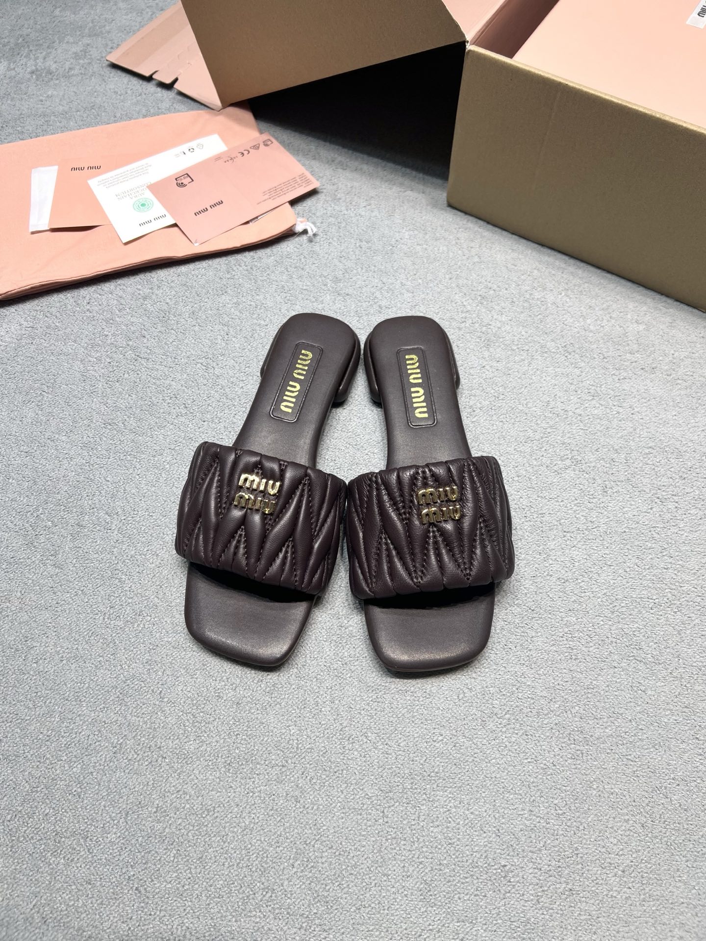 NO:816618,Originally developed by MiuMiu flat-soled low-heeled sheepskin pleated flip-flops | a must-have for summer shoe cabinets. Classic brand signature pleating technology, soft fufu sheepskin comes with a soft light filter. Square toe + low heel design, gentle on the feet and straight legs. Nine color combinations, you can wear it casually with a sense of relaxation. Summer laziness and sophistication, just one pair. Fabric: Imported Australian sheepskin Lining: Imported Australian sheepskin Outsole molded Italian genuine leather outsole Size 35-39 40 Customized price Airplane box + 6 Extremely cost-effective, volume-based price, no negotiation for bulk orders, slippers, miumiu, slippers, sheepskin, Leather soles19860909原版开发 MiuMiu缪缪 平底低跟羊皮褶皱一字拖｜夏日鞋柜刚需款 经典的品牌标志性褶饰工艺,软fufu的羊皮自带柔光滤镜 方头+低跟设计,上脚温柔又显腿直 九个配色闭眼冲,随便搭都能穿出千金松弛感 夏天的慵懒与精致,一双就拿捏 面料: 进口澳洲绵羊皮 內里: 进口澳洲绵羊皮 大底开模意大利真皮大底 码数35-39 40定做 价格飞机盒+6 极致性价比跑量价、散单不议价,拖鞋,miumiu,slippers,sheepskin,Leather soles,Women's Shoes