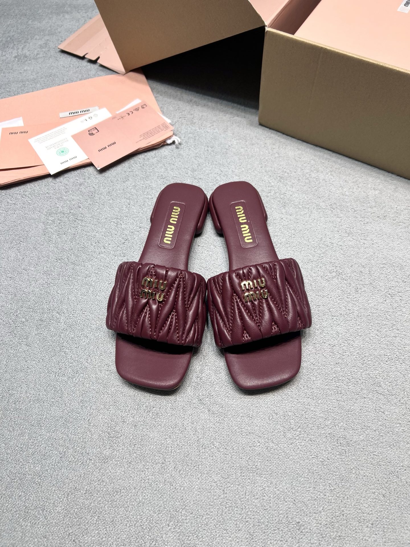 NO:816620,Originally developed by MiuMiu flat-soled low-heeled sheepskin pleated flip-flops | a must-have for summer shoe cabinets. Classic brand signature pleating technology, soft fufu sheepskin comes with a soft light filter. Square toe + low heel design, gentle on the feet and straight legs. Nine color combinations, you can wear it casually with a sense of relaxation. Summer laziness and sophistication, just one pair. Fabric: Imported Australian sheepskin Lining: Imported Australian sheepskin Outsole molded Italian genuine leather outsole Size 35-39 40 Customized price Airplane box + 6 Extremely cost-effective, quantity-based price, no negotiation for bulk orders, slippers, miumiu, slippers, sheepskin, Leather soles19860909原版开发 MiuMiu缪缪 平底低跟羊皮褶皱一字拖｜夏日鞋柜刚需款 经典的品牌标志性褶饰工艺,软fufu的羊皮自带柔光滤镜 方头+低跟设计,上脚温柔又显腿直 九个配色闭眼冲,随便搭都能穿出千金松弛感 夏天的慵懒与精致,一双就拿捏 面料: 进口澳洲绵羊皮 內里: 进口澳洲绵羊皮 大底开模意大利真皮大底 码数35-39 40定做 价格 飞机盒+6 极致性价比跑量价、散单不议价,拖鞋,miumiu,slippers,sheepskin,Leather soles,Women's Shoes