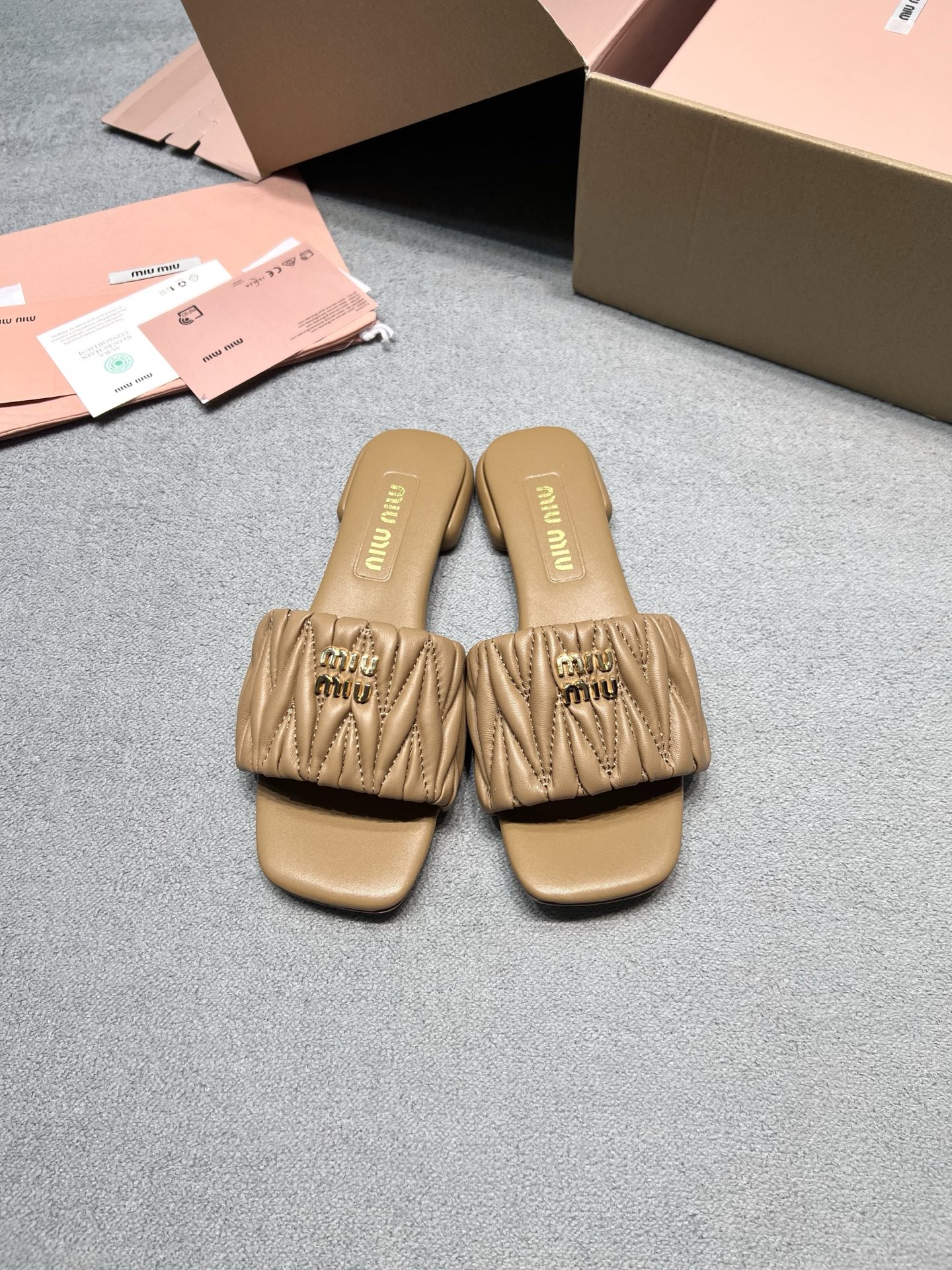 NO:816624,Originally developed by MiuMiu flat-soled low-heeled sheepskin pleated flip-flops | a must-have for summer shoe cabinets. Classic brand signature pleating technology, soft fufu sheepskin comes with a soft light filter. Square toe + low heel design, gentle on the feet and straight legs. Nine color combinations, you can wear it casually with a sense of relaxation. Summer laziness and sophistication, just one pair. Fabric: Imported Australian sheepskin Lining: Imported Australian sheepskin Outsole molded Italian genuine leather outsole Size 35-39 40 Customized price Airplane box + 6 Extremely cost-effective, volume-based price, no negotiation for bulk orders, slippers, miumiu, slippers, sheepskin, Leather soles19860909原版开发 MiuMiu缪缪 平底低跟羊皮褶皱一字拖｜夏日鞋柜刚需款 经典的品牌标志性褶饰工艺,软fufu的羊皮自带柔光滤镜 方头+低跟设计,上脚温柔又显腿直 九个配色闭眼冲,随便搭都能穿出千金松弛感 夏天的慵懒与精致,一双就拿捏 面料: 进口澳洲绵羊皮 內里: 进口澳洲绵羊皮 大底开模意大利真皮大底 码数35-39 40定做 价格飞机盒+6 极致性价比跑量价、散单不议价,拖鞋,miumiu,slippers,sheepskin,Leather soles,Women's Shoes