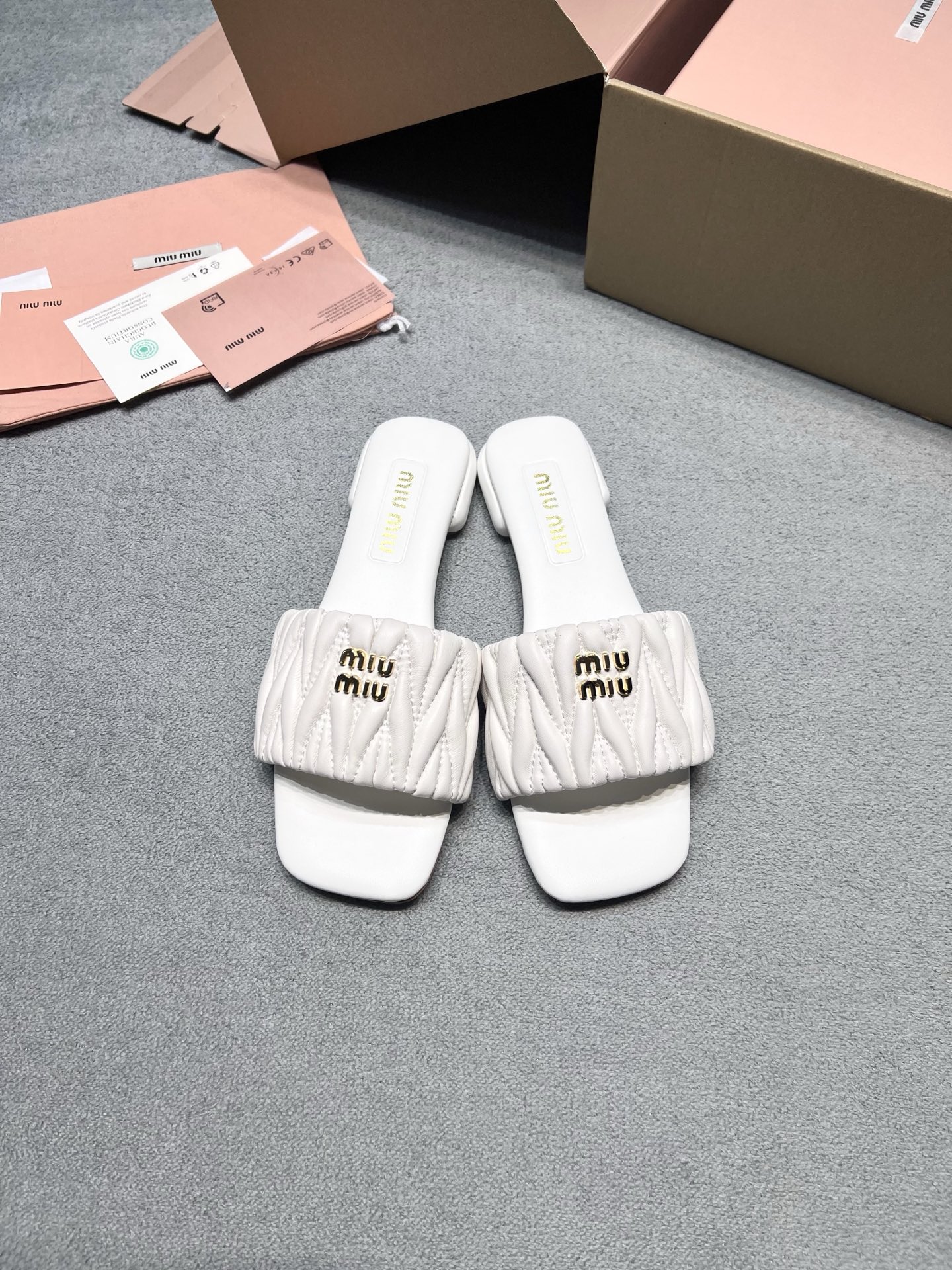 NO:816629,Originally developed by MiuMiu flat-soled low-heeled sheepskin pleated flip-flops | a must-have for summer shoe cabinets. Classic brand signature pleating technology, soft fufu sheepskin comes with a soft light filter. Square toe + low heel design, gentle on the feet and straight legs. Nine color combinations, you can wear it casually with a sense of relaxation. Summer laziness and sophistication, just one pair. Fabric: Imported Australian sheepskin Lining: Imported Australian sheepskin Outsole molded Italian genuine leather outsole Size 35-39 40 Customized price Airplane box + 6 Extremely cost-effective, quantity-based price, no negotiation for bulk orders, slippers, miumiu, slippers, sheepskin, Leather soles19860909原版开发 MiuMiu缪缪 平底低跟羊皮褶皱一字拖｜夏日鞋柜刚需款 经典的品牌标志性褶饰工艺,软fufu的羊皮自带柔光滤镜 方头+低跟设计,上脚温柔又显腿直 九个配色闭眼冲,随便搭都能穿出千金松弛感 夏天的慵懒与精致,一双就拿捏 面料: 进口澳洲绵羊皮 內里: 进口澳洲绵羊皮 大底开模意大利真皮大底 码数35-39 40定做 价格 飞机盒+6 极致性价比跑量价、散单不议价,拖鞋,miumiu,slippers,sheepskin,Leather soles,Women's Shoes