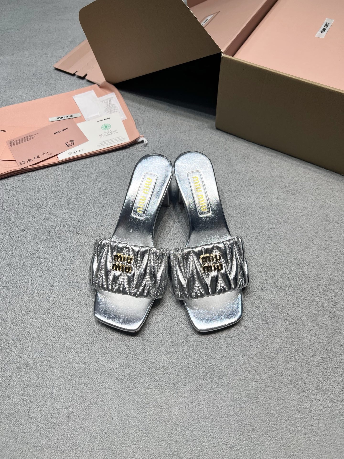 NO:816610,Original development MiuMiu 2026 new model｜Thick high-heeled pleated sheepskin slippers This is the 'golden feeling' that spring and summer should have! The soft and waxy pleated texture, paired with neat thick high heels, is both feminine and sassy. The design of thick high heels makes walking windy and graceful. Whether paired with the gentleness of a floral skirt or the casualness of jeans, you can easily create a high-end atmosphere. Reject mediocrity and be the most exquisite woman with the strongest aura in the Year of the Horse! Fabric: Imported Australian sheepskin Lining: Imported Australian sheepskin Outsole Open molded Italian leather outsole Size 35-39 40 Customized price Airplane box + 6 Extremely cost-effective, volume-based price, no negotiation for bulk orders, slippers, miumiu, slippers, skirts, jeans, sheepskin, Leather soles19860909原版开发 MiuMiu缪缪 2026新款｜粗高跟褶皱羊皮拖鞋 这才是春夏该有的“千金感”！ 软糯的褶皱肌理,搭配利落的粗高跟,既有女人味又不失飒爽. 粗高跟的设计,走路带风,步履生姿. 无论是搭配碎花裙的温柔,还是牛仔裤的随性,都能轻松拿捏高级氛围. 拒绝平庸,做马年气场最强的精致女人！ 面料: 进口澳洲绵羊皮 內里: 进口澳洲绵羊皮 大底开模意大利真皮大底 码数35-39 40定做 价格飞机盒+6 极致性价比跑量价、散单不议价,拖鞋,miumiu,slippers,skirts,jeans,sheepskin,Leather soles,Women's Shoes