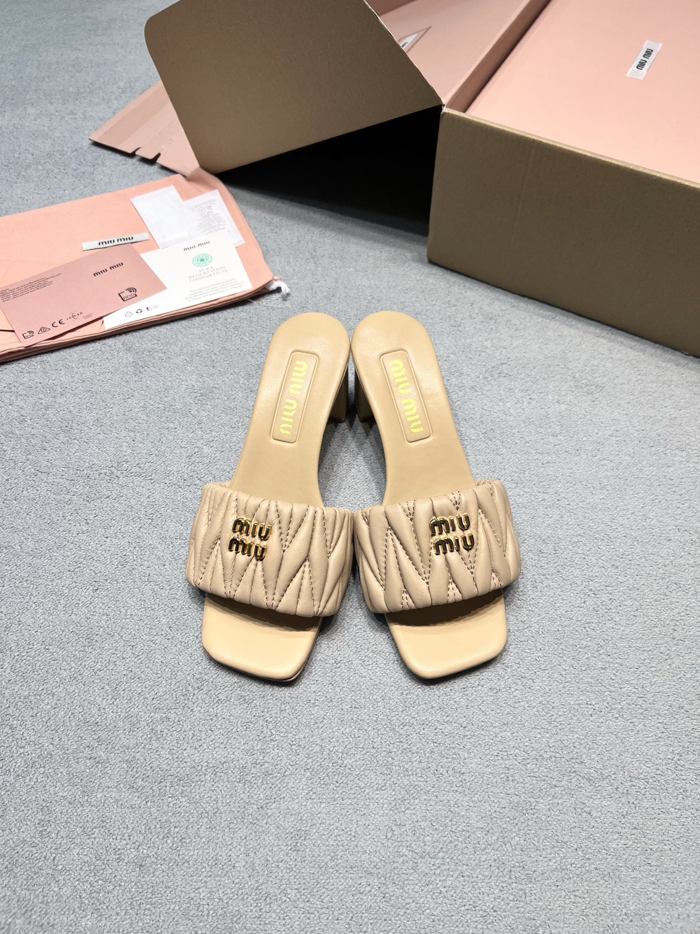 NO:816613,Original development MiuMiu 2026 new model｜Thick high-heeled pleated sheepskin slippers This is the 'golden feeling' that spring and summer should have! The soft and waxy pleated texture, paired with neat thick high heels, is both feminine and sassy. The design of thick high heels makes walking windy and graceful. Whether paired with the gentleness of a floral skirt or the casualness of jeans, you can easily create a high-end atmosphere. Reject mediocrity and be the most exquisite woman with the strongest aura in the Year of the Horse! Fabric: Imported Australian sheepskin Lining: Imported Australian sheepskin outsole Open molded Italian genuine leather outsole Size 35-39 40 Customized price Airplane box + 6 Extremely cost-effective, quantity and price, no negotiation for bulk orders, slippers, miumiu, slippers, skirts, jeans, sheepskin, Leather soles19860909原版开发 MiuMiu缪缪 2026新款｜粗高跟褶皱羊皮拖鞋 这才是春夏该有的“千金感”！ 软糯的褶皱肌理,搭配利落的粗高跟,既有女人味又不失飒爽. 粗高跟的设计,走路带风,步履生姿. 无论是搭配碎花裙的温柔,还是牛仔裤的随性,都能轻松拿捏高级氛围. 拒绝平庸,做马年气场最强的精致女人！ 面料: 进口澳洲绵羊皮 內里: 进口澳洲绵羊皮 大底开模意大利真皮大底 码数35-39 40定做 价格 飞机盒+6 极致性价比跑量价、散单不议价,拖鞋,miumiu,slippers,skirts,jeans,sheepskin,Leather soles,Women's Shoes