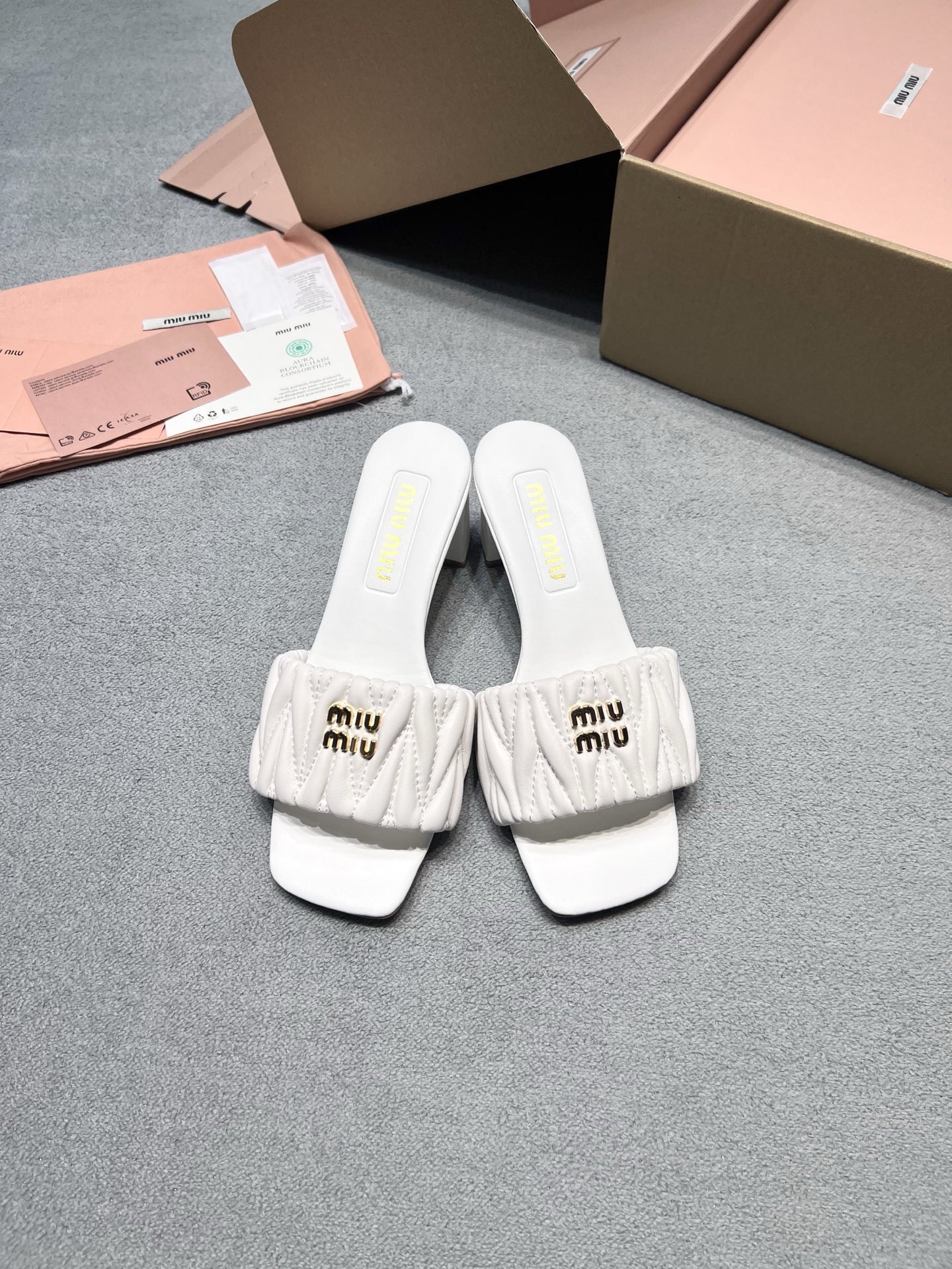 NO:816616,Original development MiuMiu 2026 new model｜Thick high-heeled pleated sheepskin slippers This is the 'golden feeling' that spring and summer should have! The soft and waxy pleated texture, paired with neat thick high heels, is both feminine and sassy. The design of thick high heels makes walking windy and graceful. Whether paired with the gentleness of a floral skirt or the casualness of jeans, you can easily create a high-end atmosphere. Reject mediocrity and be the most exquisite woman with the strongest aura in the Year of the Horse! Fabric: Imported Australian sheepskin Lining: Imported Australian sheepskin Outsole Open molded Italian leather outsole Size 35-39 40 Customized price Airplane box + 6 Extremely cost-effective, volume-based price, no negotiation for bulk orders, slippers, miumiu, slippers, skirts, jeans, sheepskin, Leather soles19860909原版开发 MiuMiu缪缪 2026新款｜粗高跟褶皱羊皮拖鞋 这才是春夏该有的“千金感”！ 软糯的褶皱肌理,搭配利落的粗高跟,既有女人味又不失飒爽. 粗高跟的设计,走路带风,步履生姿. 无论是搭配碎花裙的温柔,还是牛仔裤的随性,都能轻松拿捏高级氛围. 拒绝平庸,做马年气场最强的精致女人！ 面料: 进口澳洲绵羊皮 內里: 进口澳洲绵羊皮 大底开模意大利真皮大底 码数35-39 40定做 价格飞机盒+6 极致性价比跑量价、散单不议价,拖鞋,miumiu,slippers,skirts,jeans,sheepskin,Leather soles,Women's Shoes