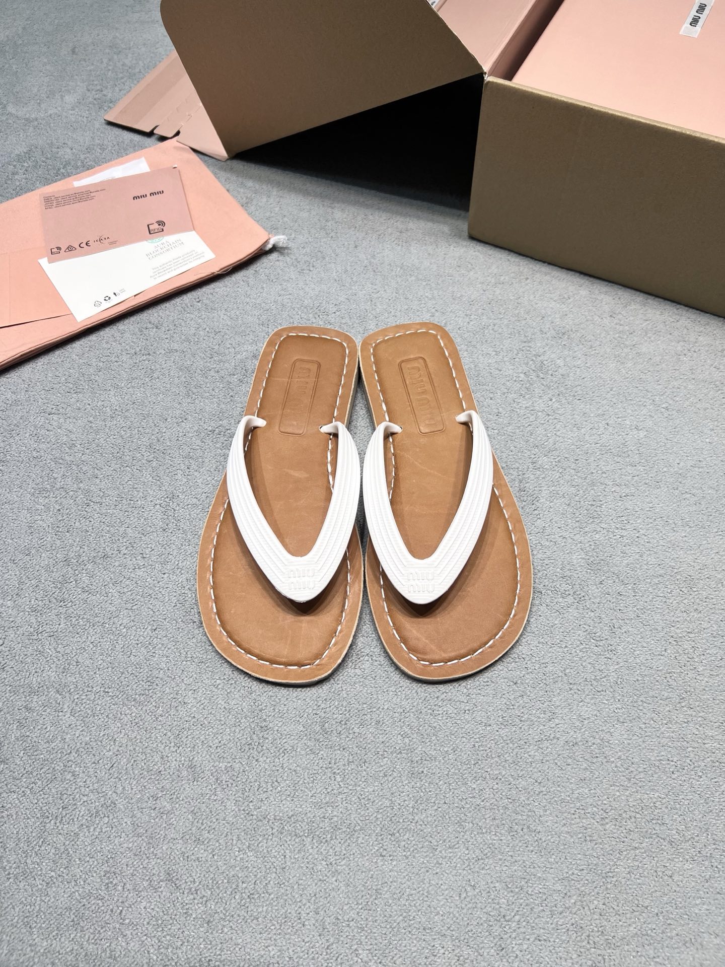 NO:816606,Original development of MiuMiu summer limited caramel bottom flip-flops, casual flip-flops, simple square toe + soft caramel outsole, welding the sense of relaxation and nobility to the feet. Packed in a complete gift box, with a sense of ceremony. No feet grinding, no slipping, just like stepping on clouds all day long. Available in 5 colors: yellow/white/black/burgundy/dark brown. It can be worn with jeans or short skirts to create a sense of atmosphere.  For the 'lazy fashion sense' when going out in the summer, this pair is enough. Original open-molded one-piece upper. First layer of cowhide inside. Rubber outsole. Size 35-40 (customized size 40 is non-returnable). Airplane case + 6, split-toe shoes, miumiu, slippers, skirts, cowhide.19860909原版开发 MiuMiu缪缪 夏日限定焦糖底人字拖 休闲夹脚拖鞋 简约方头+软乎乎的焦糖大底,把松弛感和贵气焊在脚上 全套礼盒包装,仪式感直接拉满 不磨脚、不打滑,踩一天都像踩云朵 黄/白/黑/酒红/深棕5个颜色,随便搭牛仔、短裙都自带氛围感 夏日出门的「懒人时髦感」,这一双就够了 鞋面原版开模一体成型鞋面 内里头层牛皮 大底橡胶大底 size35-40码（40码定制不退换） 飞机盒+6,分趾鞋,miumiu,slippers,skirts,cowhide,Women's Shoes