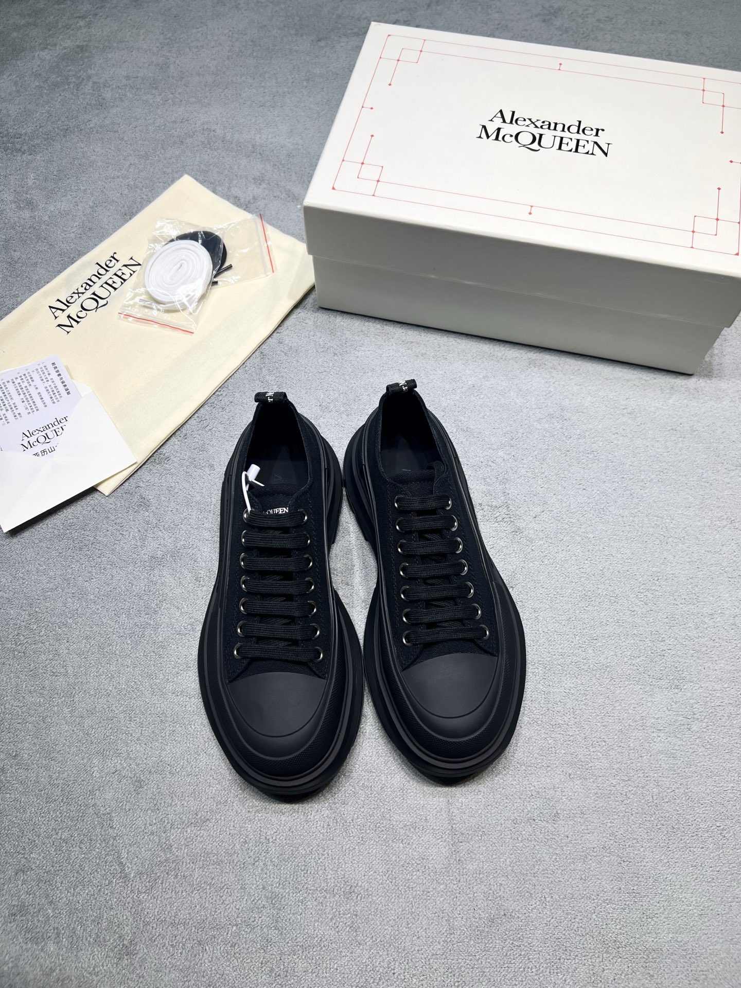 NO:905128,Original development of Alexander McQueen thick-soled canvas shoes. Thousand-year-old classic platform platform, with an invisible increase of 5cm. Modify the leg shape and make the legs look longer in seconds. The natural shoes for small people. Selected heavy canvas fabric, light on the feet without pressuring the feet. Pure white | black and white | all black three colors. Suitable for commuting, casual, and matching with suits and jeans. The same style for men and women, the first choice for couples, close your eyes and avoid stepping on thunder. Fabric: Original imported canvas. Inner: Original sheepskin outsole, original molded outsole, size female 35-40 (customized at 40), male 39-45 (customized at 45), price canvas, extremely cost-effective, no bargaining., casual shoes/sports shoes, alexander mcqueen, sneakers, jeans, business suit, sheepskin19860909原版开发 Alexander McQueen麦昆 厚底帆布鞋 万年经典松糕厚底,隐形增高5cm 修饰腿型秒变大长腿,小个子本命鞋 甄选重磅帆布面料,上脚轻便不压脚 纯白｜黑白拼｜全黑三色齐发 通勤、休闲、搭配西装牛仔裤全都适配 男女同款,情侣穿搭首选,闭眼入不踩雷 面料: 原版进口帆布 內里: 原版羊皮 大底原版开模大底 码数女35-40（40定做） 男39-45（45定做） 价格帆布 极致性价比,不议价.,休闲鞋/运动鞋,alexander mcqueen,sneakers,jeans,business suit,sheepskin,Women's Shoes