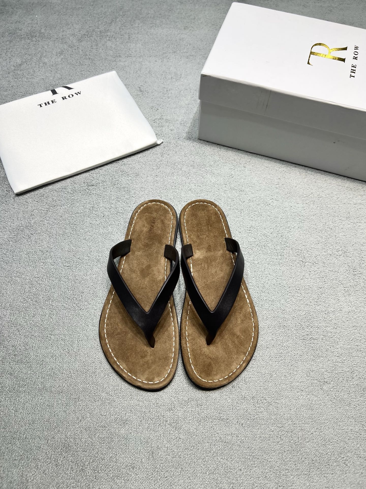 NO:905094,Original development of The Row minimalist style suede flip-flops with a lazy and relaxed feel on the ceiling! Suede lining + leather upper strap, soft when you step on it. Both black and white colors have a cool and high-end feel, and the upper part makes your feet slimmer. It can be worn on the street in summer, on vacation at the beach, or for daily commuting. It is very suitable for jeans, dresses, and sports pants. High-end version matching technology, full of details and texture. Low-key and noble, a must-have for lazy people in summer. Fabric: cowhide. Lining: cowhide. Suede insole. Outsole. Rubber sole. Size 35-39 (Customized size 40 is non-returnable) Price: Extremely cost-effective, no bargaining for loose orders, split-toe shoes, skirts, jeans, cowhide, chamois leather19860909原版开发The Row 极简风麂皮人字拖 慵懒松弛感天花板！ 麂皮内里+皮质鞋面带,踩上去软乎乎的 黑/白双色都自带清冷高级感,上脚巨显脚瘦 夏天出街、海边度假、日常通勤都能搭 搭配牛仔裤、连衣裙、运动裤都超适配 高版本对版工艺,细节质感拉满 低调又显贵,懒人夏日必备款 面料: 牛皮 內里: 牛皮 鞋垫麂皮 大底橡胶底 码数35-39（40定做不退换） 价格 极致性价比跑量价、散单不议价,分趾鞋,skirts,jeans,cowhide,chamois leather,Women's Shoes