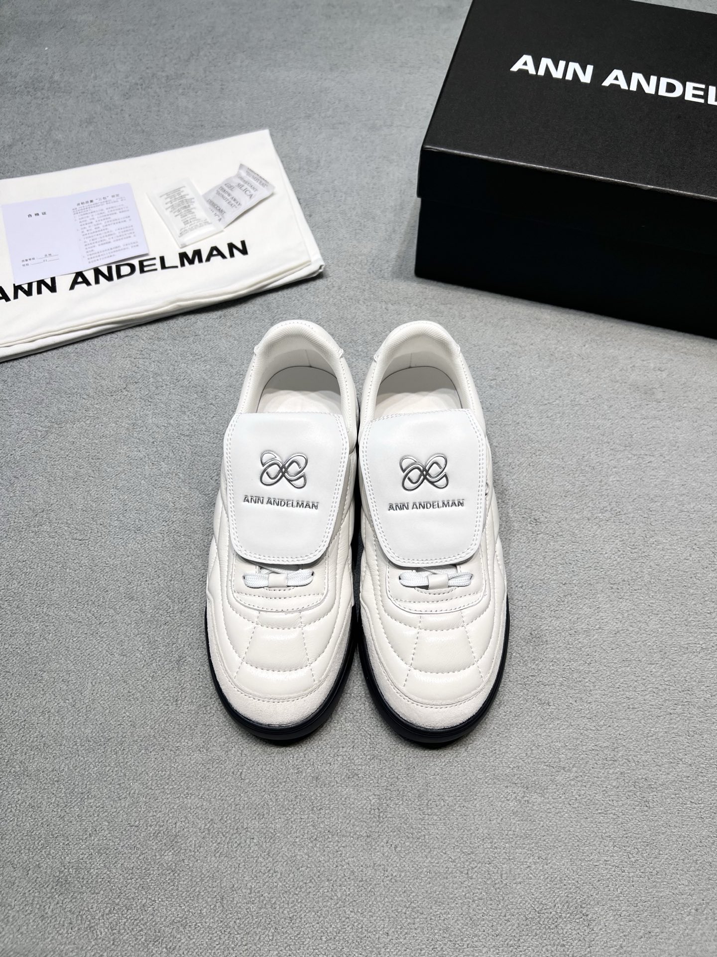 NO:905067,Original development of ANN ANDELMAN, original single-level quality moral training shoes, classic moral training shoes, casual sports shoes, first-layer cowhide upper, diamond quilting technology, full texture, removable flip cover + three-dimensional brand logo, full recognition, non-slip and wear-resistant rubber outsole, light and soft on the foot, not bulky, black and white, suitable for all seasons. Fabric: Australian sheepskin/suede, lining: sheepskin lining, outsole, original outsole Size 35-39 (custom order of 40 is non-returnable) Price: Extremely cost-effective, quantity-based price, no negotiation for loose orders, casual shoes/sports shoes, sneakers, cowhide, sheepskin, chamois leather19860909原版开发 ANN ANDELMAN 原单级品质德训鞋 经典德训鞋 休闲运动鞋 头层牛皮鞋面,菱格绗缝工艺,质感拉满 可拆卸翻盖+立体品牌logo,辨识度拉满 防滑耐磨橡胶大底,上脚轻软不笨重 黑白双色,适配四季穿搭 面料: 澳洲羊皮/麂皮 內里: 羊皮里 大底原版大底 码数35-39（40定做不退换） 价格 极致性价比跑量价、散单不议价,休闲鞋/运动鞋,sneakers,cowhide,sheepskin,chamois leather,Women's Shoes