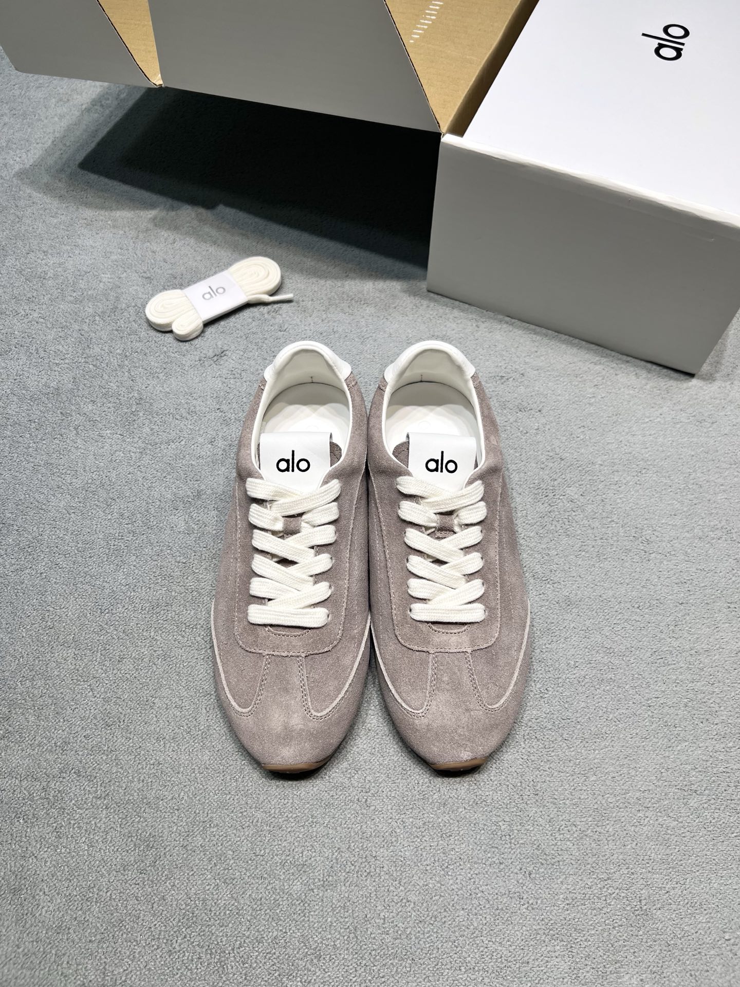 NO:905126,Original developed alo Dexun shoes for men and women, casual shoes for couples, Dexun shoes | Must pay attention to details. Customized suede cowhide upper, fine velvet with a high-end matte feel. Side ventilation holes design, so your feet will not be stuffy after walking all day. Sheepskin lining + double-layer rubber sole, giving you a full foot feel when stepping on clouds. Off-white tail + caramel raw rubber sole, directly filling the retro atmosphere. Fabric: Suede imported from Italy. Lining: Sheepskin imported from Australia. Outsole Original rubber outsole Size: Women's size 35-40 (customized at 40, non-refundable) Men's size 39-45 (customized at 45, non-returnable) Price Men's model, ultimate cost-effectiveness, no negotiation for loose orders, casual shoes/sports shoes, sneakers, cowhide, sheepskin, chamois leather19860909原版开发 alo 德训鞋 男女同款 情侣款休闲鞋德训鞋｜细节控必入 定制反绒牛皮鞋面,细腻绒毛自带高级雾面感 侧边透气孔设计,暴走一天也不闷脚 羊皮内里+双层橡胶底,踩云感脚感拉满 米白鞋尾+焦糖生胶底,复古氛围直接拉满 面料: 意大利进口麂皮 內里: 澳洲进口绵羊皮 大底原版橡胶大底 码数女码35-40（40定做不退换） 男码39-45（45定做不退换） 价格 男款 极致性价比、散单不议价,休闲鞋/运动鞋,sneakers,cowhide,sheepskin,chamois leather,Women's Shoes