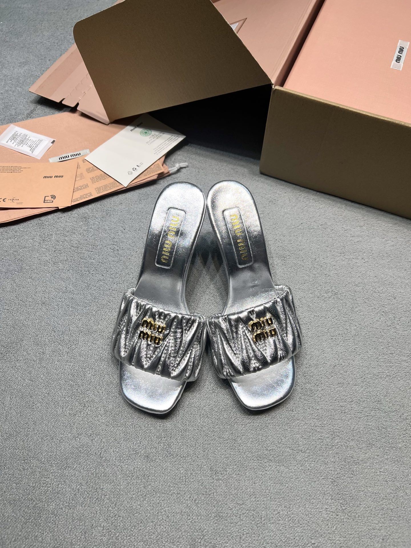 NO:929289,Originally developed by MiuMiu, classic pleated stiletto sandals, stiletto sandals | Sweet girls just need it in summer. Iconic rhombus pleated sheepskin, softly wraps the instep. Metallic gold lettering logo embellishment, full of light and luxurious girlish feeling. The slender stiletto elongates the leg line, and the square toe makes the feet slender and slim. The leather is soft and waxy and does not rub the feet. It is packaged in a full set of counter powder boxes. It is gentle and noble on the feet. Fabric: Australian sheepskin. Lining: sheepskin. Outsole Original molded outsole Size 35-40 (customized for 40) Price airplane box + 6 Extremely cost-effective, no bargaining..., slippers, miumiu, sandals, slippers, sheepskin19860909原版开发 MiuMiu缪缪 经典褶皱细跟凉拖 细高跟凉鞋｜甜妹夏日刚需 标志性菱格褶皱羊皮,柔软包裹脚背 金属金字logo点缀,轻奢少女感拉满 纤细细跟拉长腿部线条,方头衬得脚纤细显瘦皮质软糯不磨脚,全套专柜粉盒包装,上脚温柔又显贵 面料: 澳洲绵羊皮 內里: 羊皮 大底原版开模大底 码数35-40（40定做） 价格飞机盒+6 极致性价比,不议价……,拖鞋,miumiu,sandals,slippers,sheepskin,Women's Shoes