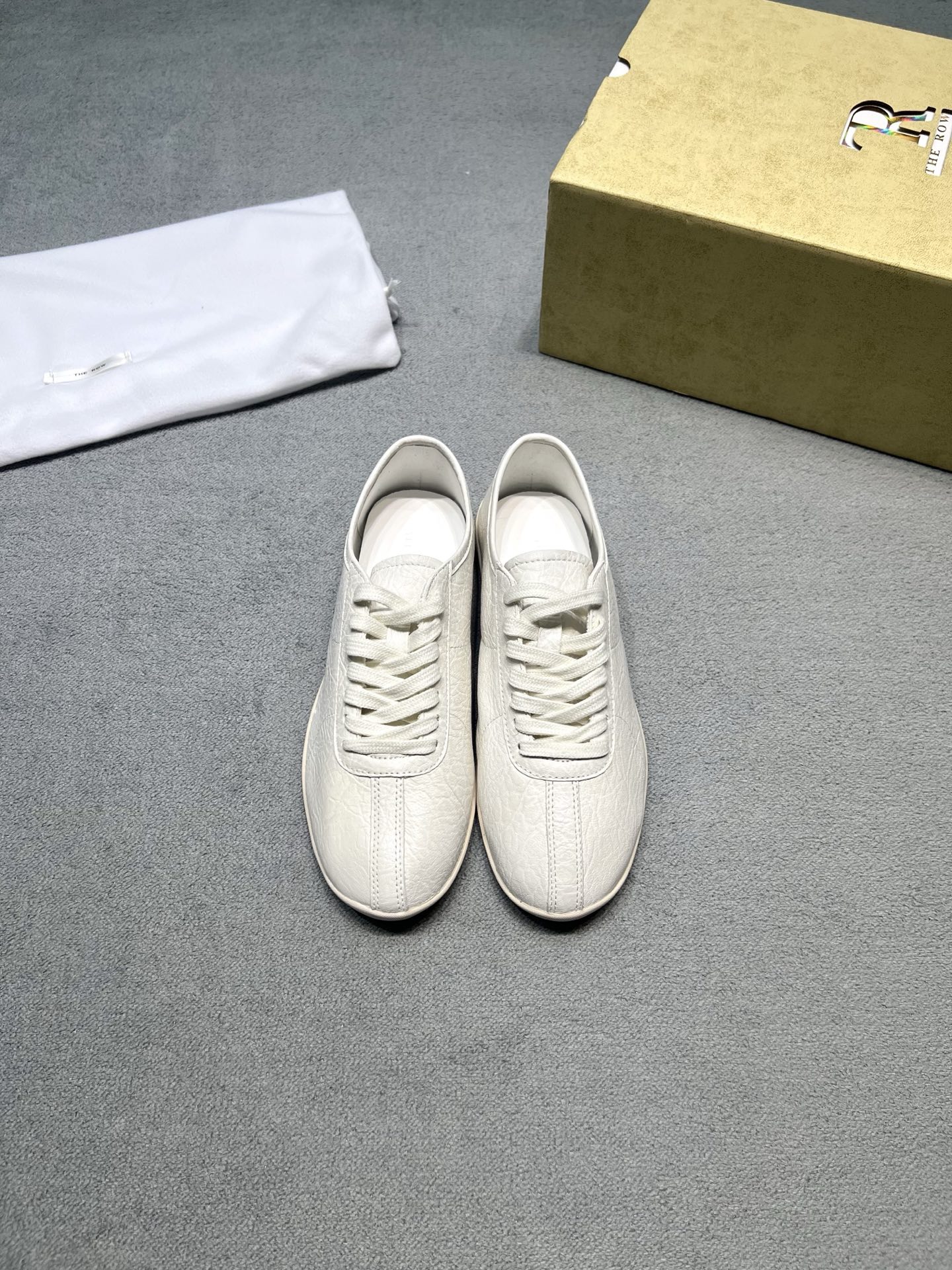 NO:905086,Original development of The Row minimalist retro casual jogging shoes, Dexun casual shoes. Comes with distressed cracked textured genuine leather, high-end matte texture. Neat, slender and narrow shoe shape, with built-in foot-slimming filter on the upper foot, low-key and no unnecessary logo. Thin soft rubber flat bottom, light and soft, not tired after walking for a long time. Minimalist and relaxing atmosphere, versatile for commuting, leisure, and lazy style. Full set of original gift box + dust bag, simple and high-end, minimalist control with eyes closed. Fabric: mixed sheepskin. Lining: sheepskin outsole. Original molded outsole. Size 35-40 (customized for 40, non-returnable). Price. Extremely cost-effective, no bargaining. Casual shoes/sports shoes, sneakers, sheepskin19860909原版开发 The Row 极简复古休闲慢跑鞋 德训休闲鞋 自带做旧裂纹肌理真皮,高级哑光纹路质感拉满 利落修长窄鞋型,上脚自带瘦脚滤镜,低调无多余logo 薄款软橡胶平底,轻便柔软,久走不累脚 极简松弛氛围感,通勤、休闲、慵懒风穿搭万能搭配 全套原装礼盒+防尘袋,简约高级,极简控闭眼入 面料: 混种羊皮 內里: 羊皮 大底原版开模大底 码数35-40（40定做不退换） 价格  极致性价比,不议价.,休闲鞋/运动鞋,sneakers,sheepskin,Women's Shoes