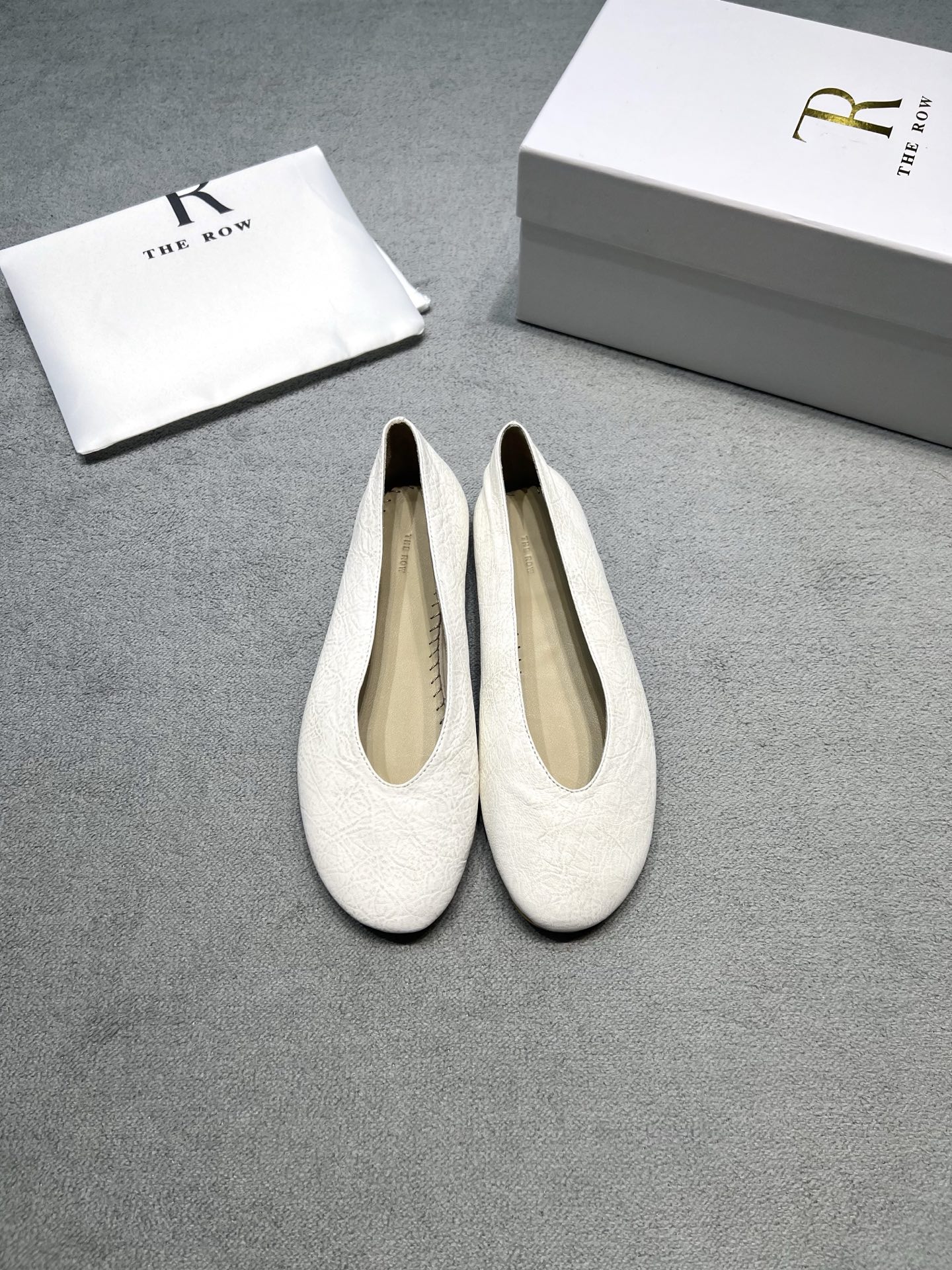 NO:905075,Original development of 26ss new pleated ballet flats, casual soft-soled shoes, natural pleated lambskin, with casual texture, shallow round V-mouth, gentle modification of the instep, full leather lining, hand-stitched stitching, Italian smooth beef tendon thin sole, light and zero burden, minimalist and unnecessary design, full of cool and relaxed atmosphere, universally suitable for commuting/casual wear, full set of original white box + dust bag, fabric: imported silk crazy horse leather Inner lining: Imported sheepskin outsole, original molded outsole, size 35-39 (custom-made for 40), price, extremely cost-effective, volume-based price, no negotiation for bulk orders, single shoes, flats, sheepskin19860909原版开发  26ss新款 褶皱芭蕾平底鞋 休闲软底鞋 天然褶皱小羊皮,自带随性肌理 浅圆V口,温柔修饰脚背 全真皮内里,手工密缝走线 意大利柔滑牛筋薄底,轻盈零负担 极简无多余设计 清冷松弛氛围感拉满 通勤/休闲穿搭万能适配 全套原装白盒+防尘袋 面料: 进口丝绸疯马皮 內里: 进口绵羊皮 大底原版开模大底 码数35-39（40定做） 价格 极致性价比跑量价、散单不议价,单鞋,flats,sheepskin,Women's Shoes