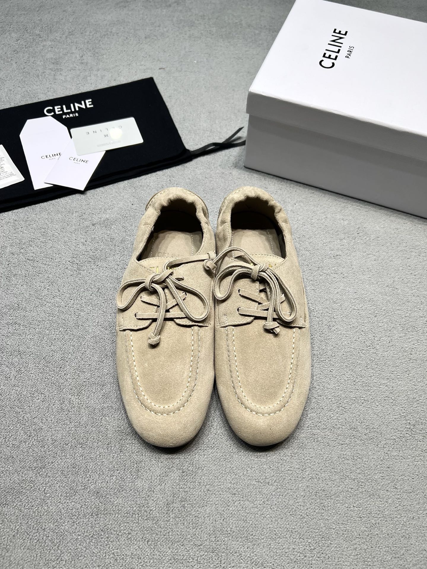 NO:905054,Original development Celine Suede lace-up loafers Retro lace-up flats Casual beanie shoes Full-grain suede fabric, soft and delicate to the touch Hand-made topstitch binding, neat and advanced threading Gold Arc de Triomphe embroidered logo on the heel, low-key and recognizable Removable strap design, casual and relaxed Thin soft rubber flat bottom, not tired after walking for a long time Fabric: Cowboy Lining: Sheepskin lining Outsole Original outsole Size 35-39 (custom-made 40 non-returnable) Price Extremely cost-effective, quantity-based price, no bargaining for bulk orders, loafers, celine, celine, loafers, flats, sheepskin, chamois leather19860909原版开发 Celine赛琳 麂皮系带乐福鞋 复古系带平底鞋 休闲豆豆鞋 全粒反绒麂皮面料,触感软糯细腻 手工明线包边,走线工整高级 后跟金色凯旋门刺绣标识,低调有辨识度 可拆卸绑带设计,随性松弛 薄款软橡胶平底,久走不累脚 面料: 牛猄 內里: 羊皮里 大底原版大底 码数35-39（40定做不退换） 价格 极致性价比跑量价、散单不议价,乐福鞋,celine,celine,loafers,flats,sheepskin,chamois leather,Women's Shoes