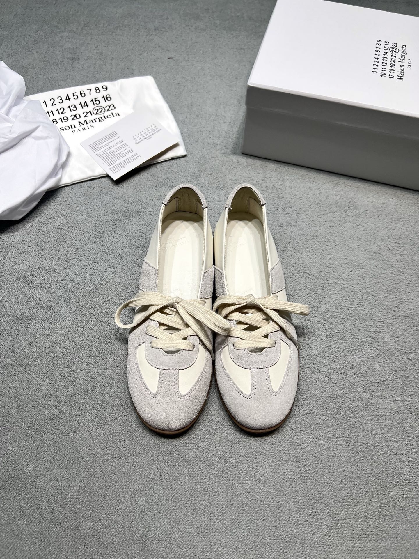 NO:905042,Original development of Maison Margiela MM6 Margiela spliced moral training ballet shoes, flat-soled lace-up casual shoes, soft leather on the top layer + fine suede suede stitching, layered retro and durable, hand-made precision stitching, iconic split line design on the heel, full of recognition, flat cotton rope straps, freely adjustable elasticity, thin raw rubber non-slip flat bottom, soft elastic insole, no foot soreness after walking all day. Fabric: Original sheepskin + suede Inside: original sheepskin outsole, original molded outsole, size women's 35-40 (custom-made for 40), price, extremely cost-effective, no negotiation., single shoes, masion margiela, masion margiela, sheepskin, chamois leather19860909原版开发 Maison Margiela MM6马吉拉 拼接德训芭蕾鞋 平底系带休闲鞋 头层软皮+细腻反绒麂皮拼接,层次复古耐看 手工精密车线,后跟标志性分线设计,辨识度拉满 扁形棉绳绑带,可自由调节松紧 薄款生胶防滑平底,软弹鞋垫,暴走一整天脚不酸 面料: 原版羊皮+麂皮 內里: 原版羊皮 大底原版开模大底 码数女35-40（40定做） 价格 极致性价比,不议价.,单鞋,masion margiela,masion margiela,sheepskin,chamois leather,Women's Shoes