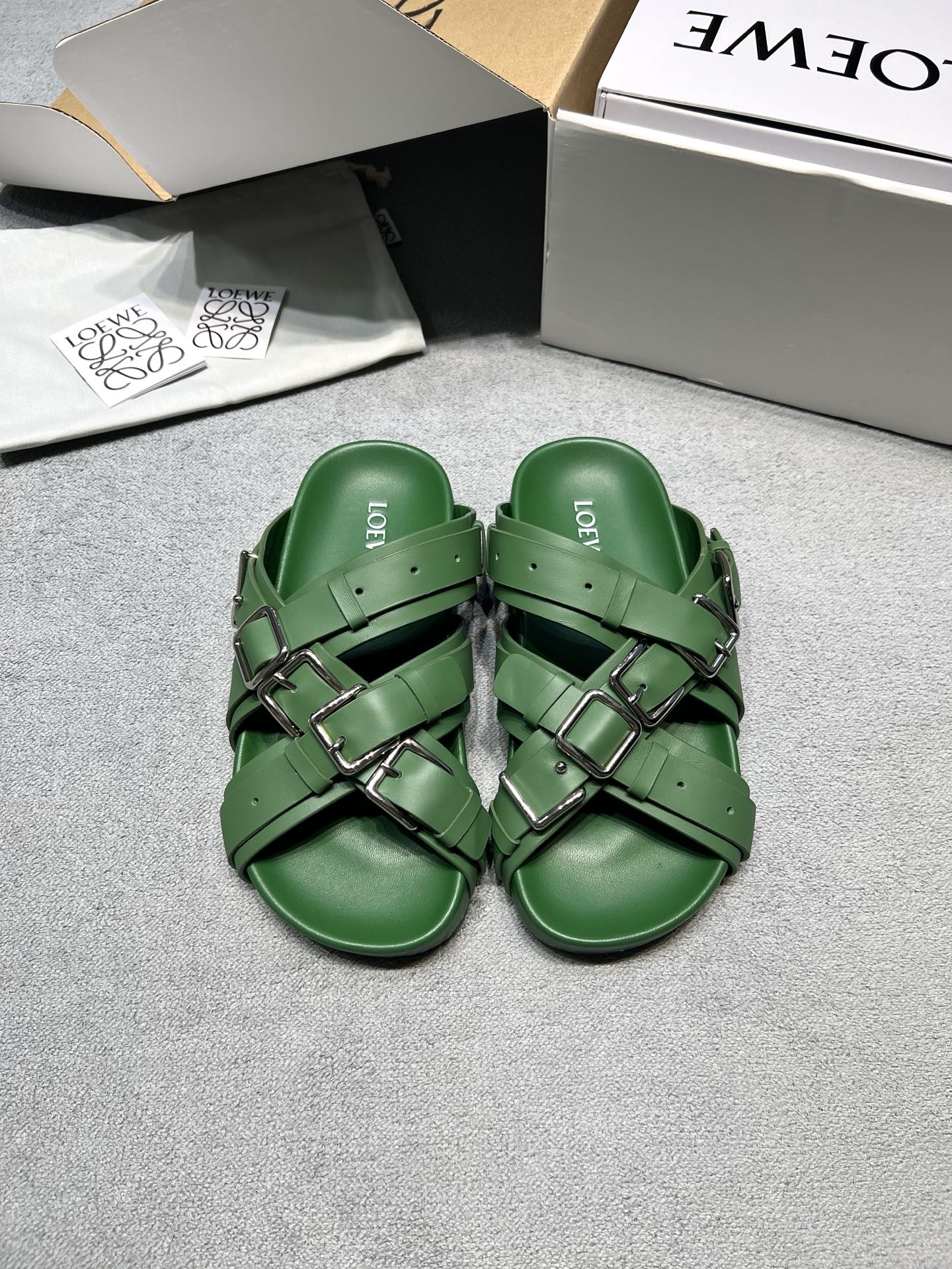 NO:905032,Original development of LOEWE multi-buckle thick-soled casual sandals. Retro buckle genuine leather slippers. Functional thick-soled casual sandals. Available in two textures: fine frosted suede/smooth first-layer cowhide. Cross-metal silver buckle design, width can be adjusted freely to accommodate various foot shapes. The soles are fully printed with brand embossed patterns for full recognition. Thickened cushioning insoles are soft and non-abrasive when you step on them, and you will not feel tired after walking for a long time. Non-slip rubber outsole, you can feel at ease when traveling on rainy days. Fabric: Australian sheepskin/suede Lining: sheepskin lining, original outsole, size 35-39 (40 customized, non-refundable) Price: Extremely cost-effective, quantity-based price, no negotiation for bulk orders, slippers, loewe, loewe, slippers, cowhide, sheepskin, chamois leather19860909原版开发 LOEWE罗意威 多扣带厚底休闲凉拖 复古搭扣真皮拖鞋 机能厚底休闲凉拖 分两种质感材质细腻磨砂麂皮/平滑头层牛皮 交叉多金属银扣设计,可自由调节宽度,包容各种脚型 鞋底满印品牌浮雕纹路,辨识度拉满 加厚缓震鞋垫,踩上去柔软不磨脚,久走不累 防滑橡胶大底,雨天出行也安心 面料: 澳洲羊皮/麂皮 內里: 羊皮里 大底原版大底 码数35-39（40定做不退换） 价格 极致性价比跑量价、散单不议价,拖鞋,loewe,loewe,slippers,cowhide,sheepskin,chamois leather,Women's Shoes
