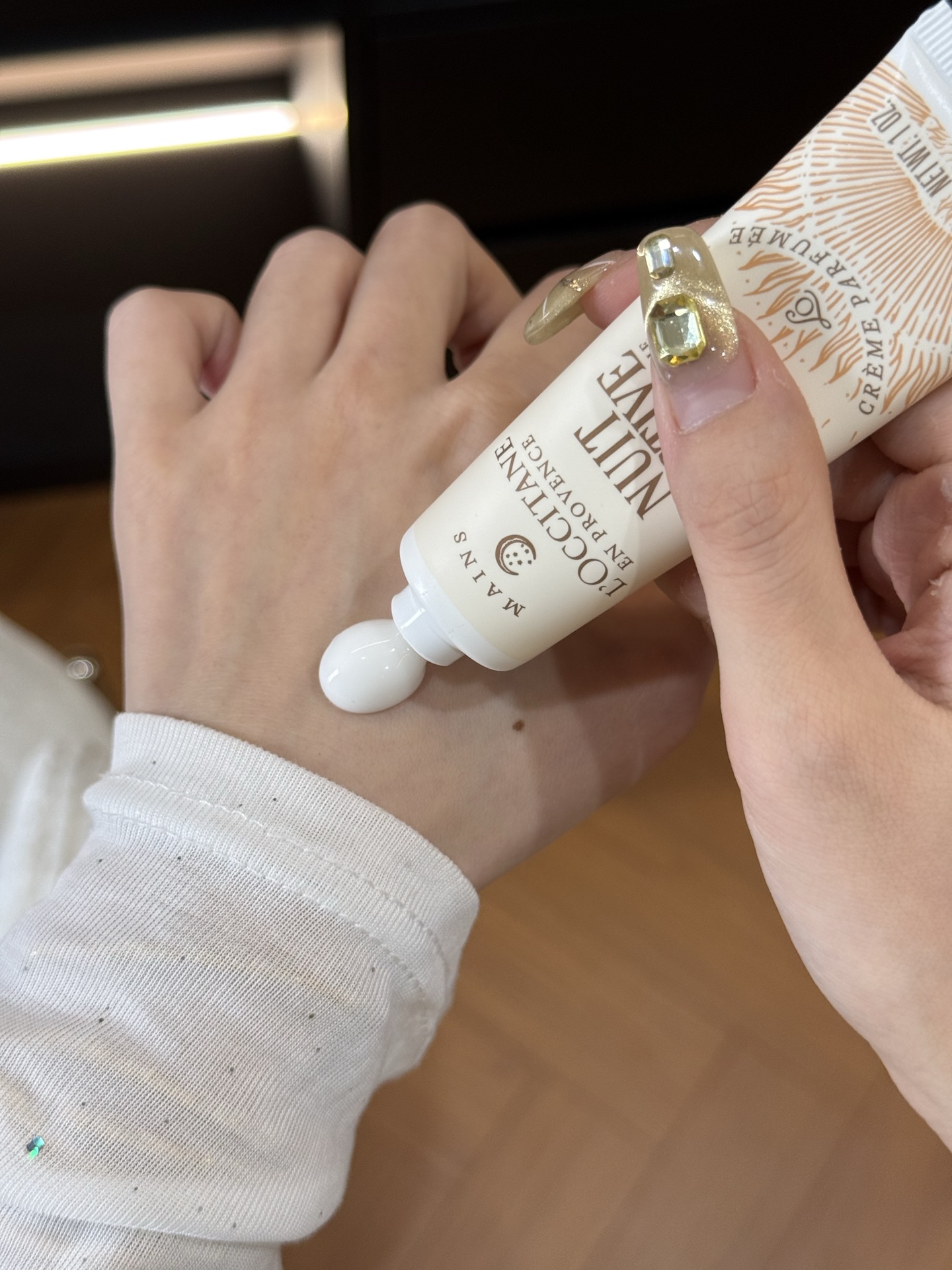 NO:938625,Just perfect for carrying in your bag!  Moisturizing and non-greasy, it can improve dry and cracked hands. After applying it, your hands will feel tender and tender. It smells the same as your body. You can feel the high-end fragrance when you raise your hands. It is an indispensable product in autumn and winter. Trendy toiletries department store19860909随身揣包里刚刚好！ 滋润不油腻,改善手部干裂倒刺,涂完手嫩嫩的,和身体一套同香,手抬手之间都是高级香气,秋冬离不开的一支.,洗护用品潮品百货,accessory