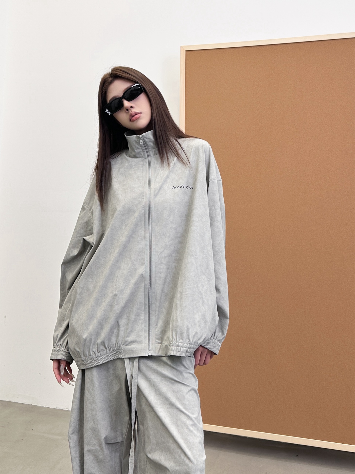 NO:326951,ACNE ｜ New thin windbreaker, classic thick printing label, ready-to-wear color stir-frying technology, same style for men and women, size sml, acne studios, alexander wang19860909ACNE ｜ 新款薄风衣,经典厚版印花标,成衣炒色工艺,男女同款,尺码sml,,acne studios,alexander wang,Women's clothing