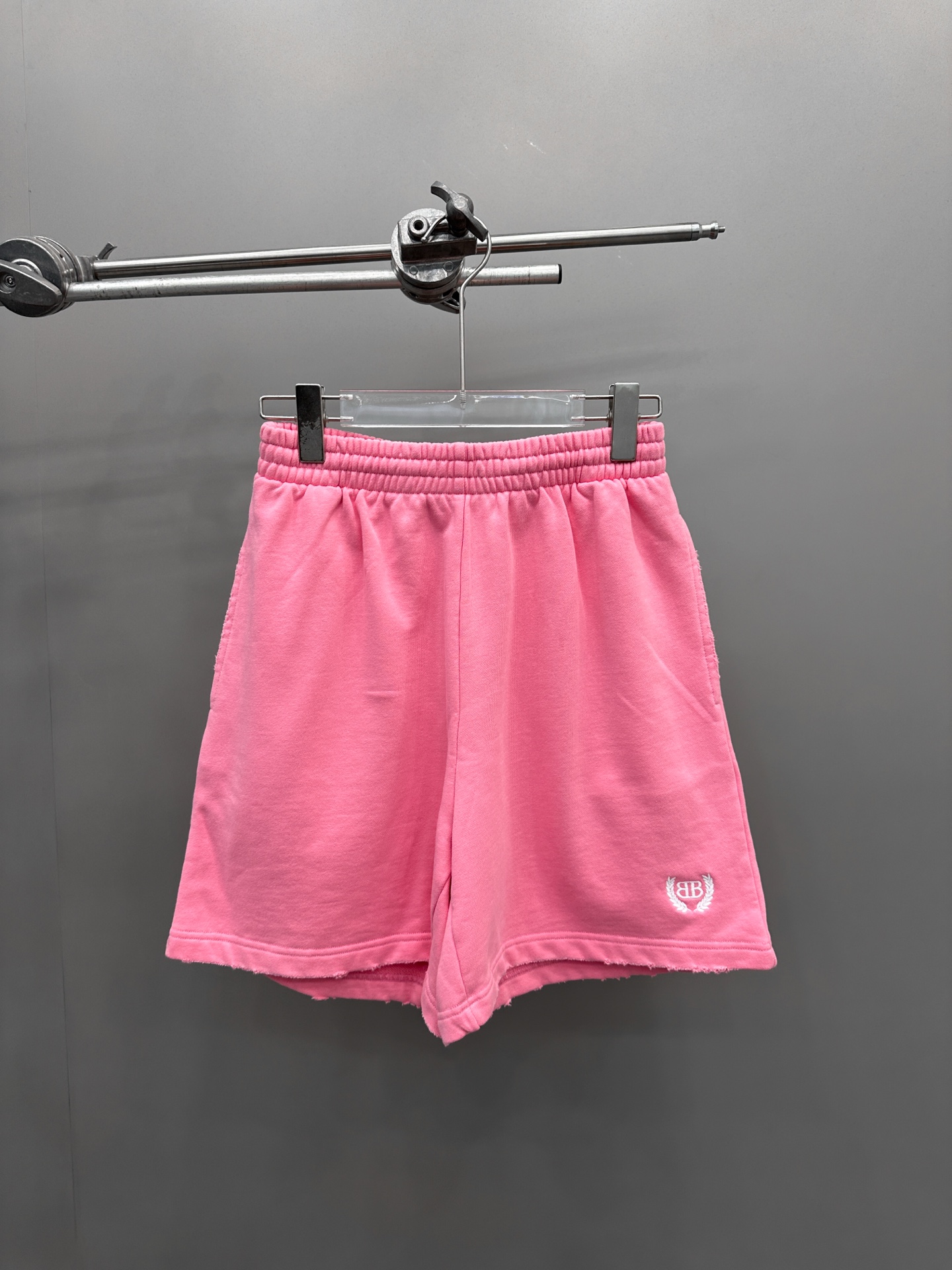 巴黎 ｜ 新款刺绣标短裤，成衣洗水吊磨工艺，最新红色刺绣标。男女同款，100%，尺码sml