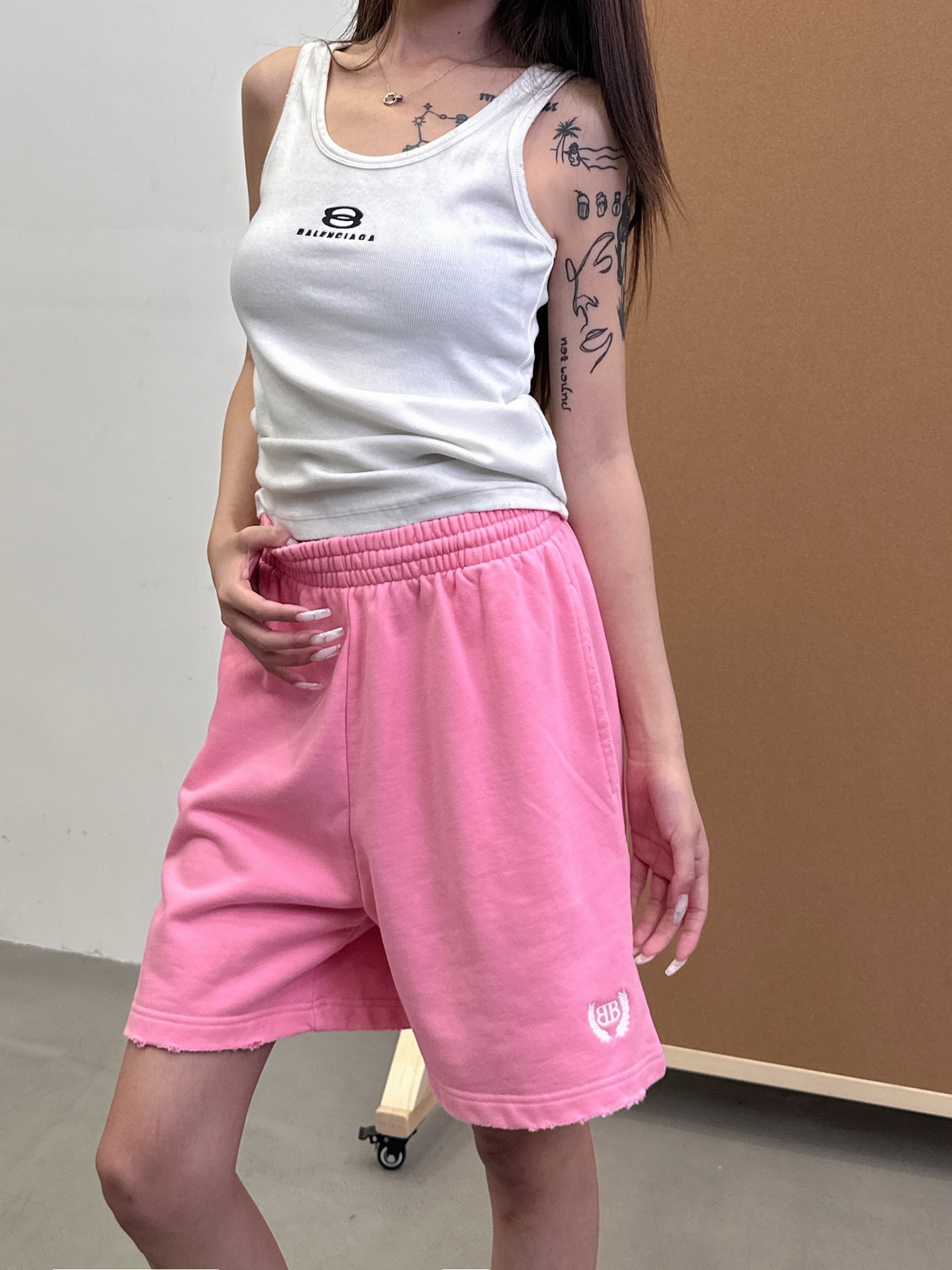 巴黎 ｜ 新款刺绣标短裤，成衣洗水吊磨工艺，最新红色刺绣标。男女同款，100%，尺码sml