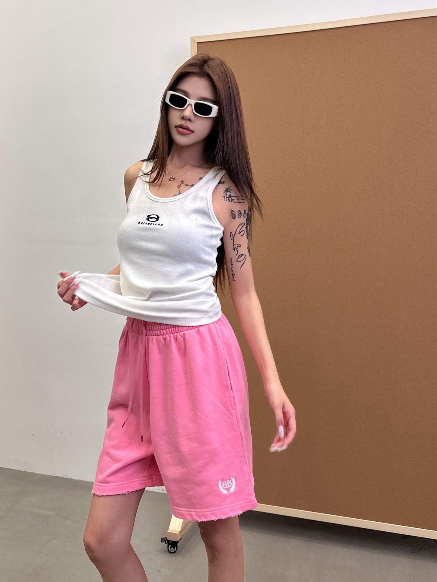 巴黎 ｜ 新款刺绣标短裤，成衣洗水吊磨工艺，最新红色刺绣标。男女同款，100%，尺码sml