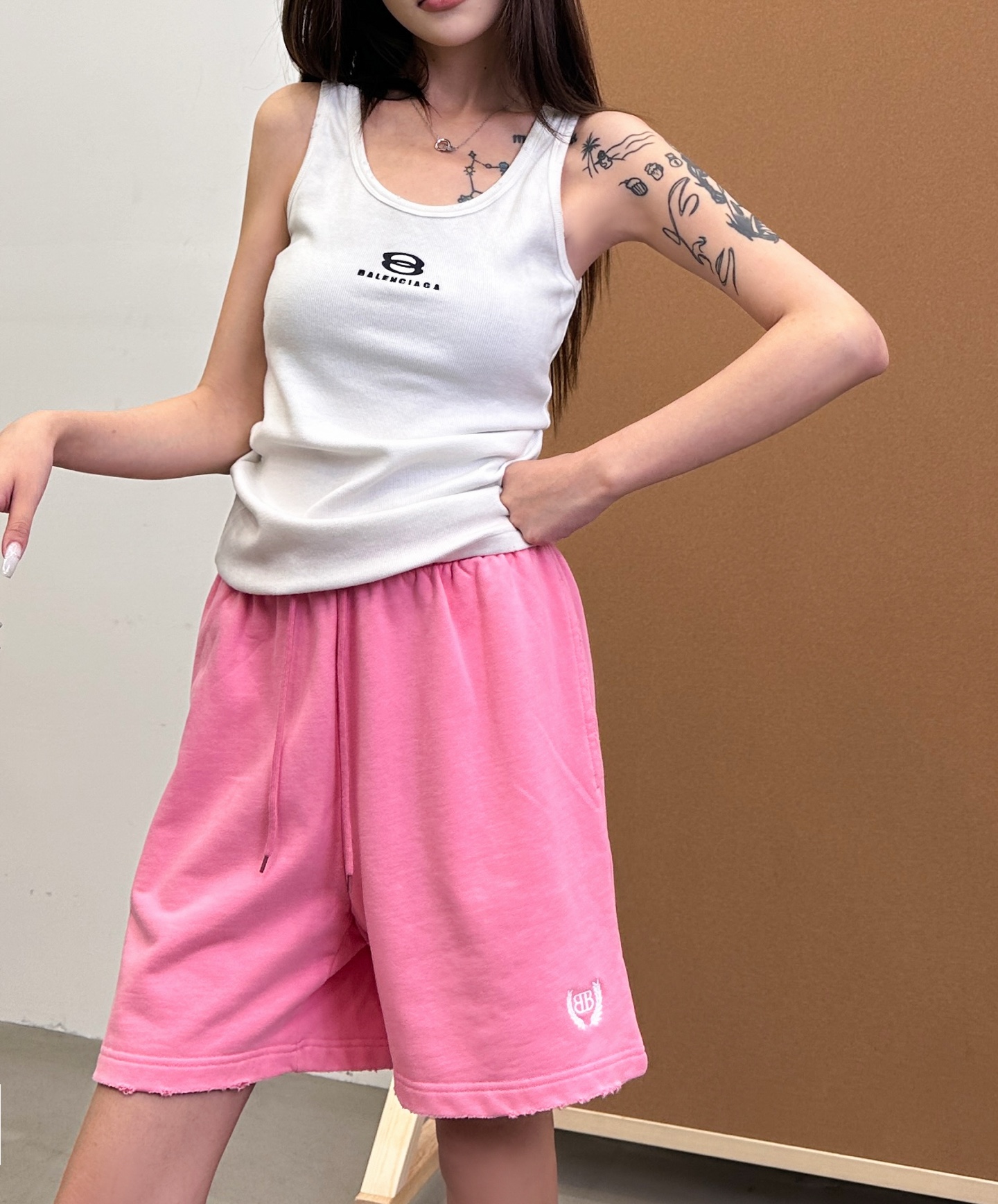 巴黎 ｜ 新款刺绣标短裤，成衣洗水吊磨工艺，最新红色刺绣标。男女同款，100%，尺码sml