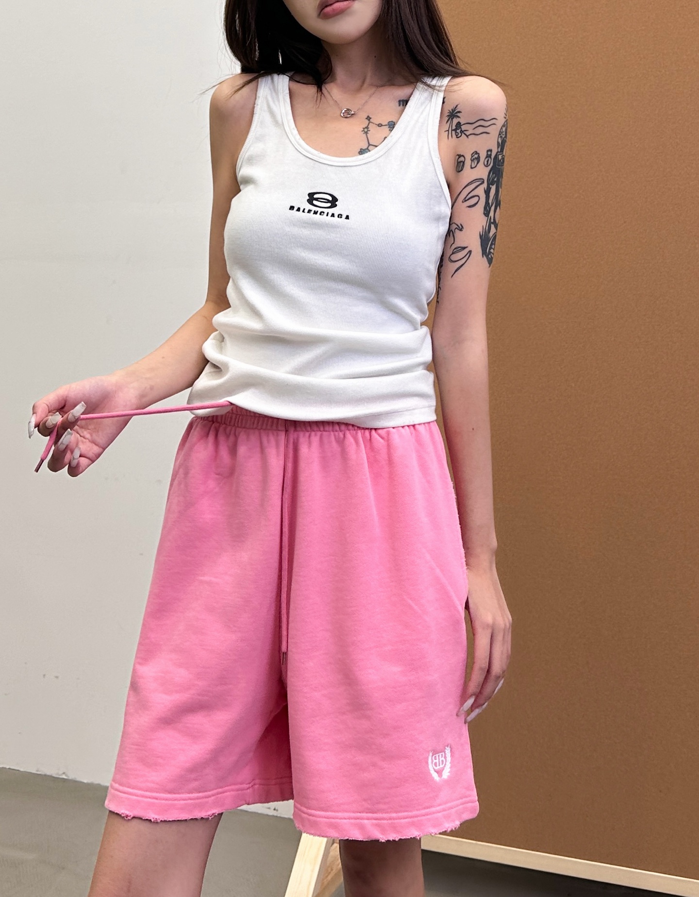 巴黎 ｜ 新款刺绣标短裤，成衣洗水吊磨工艺，最新红色刺绣标。男女同款，100%，尺码sml