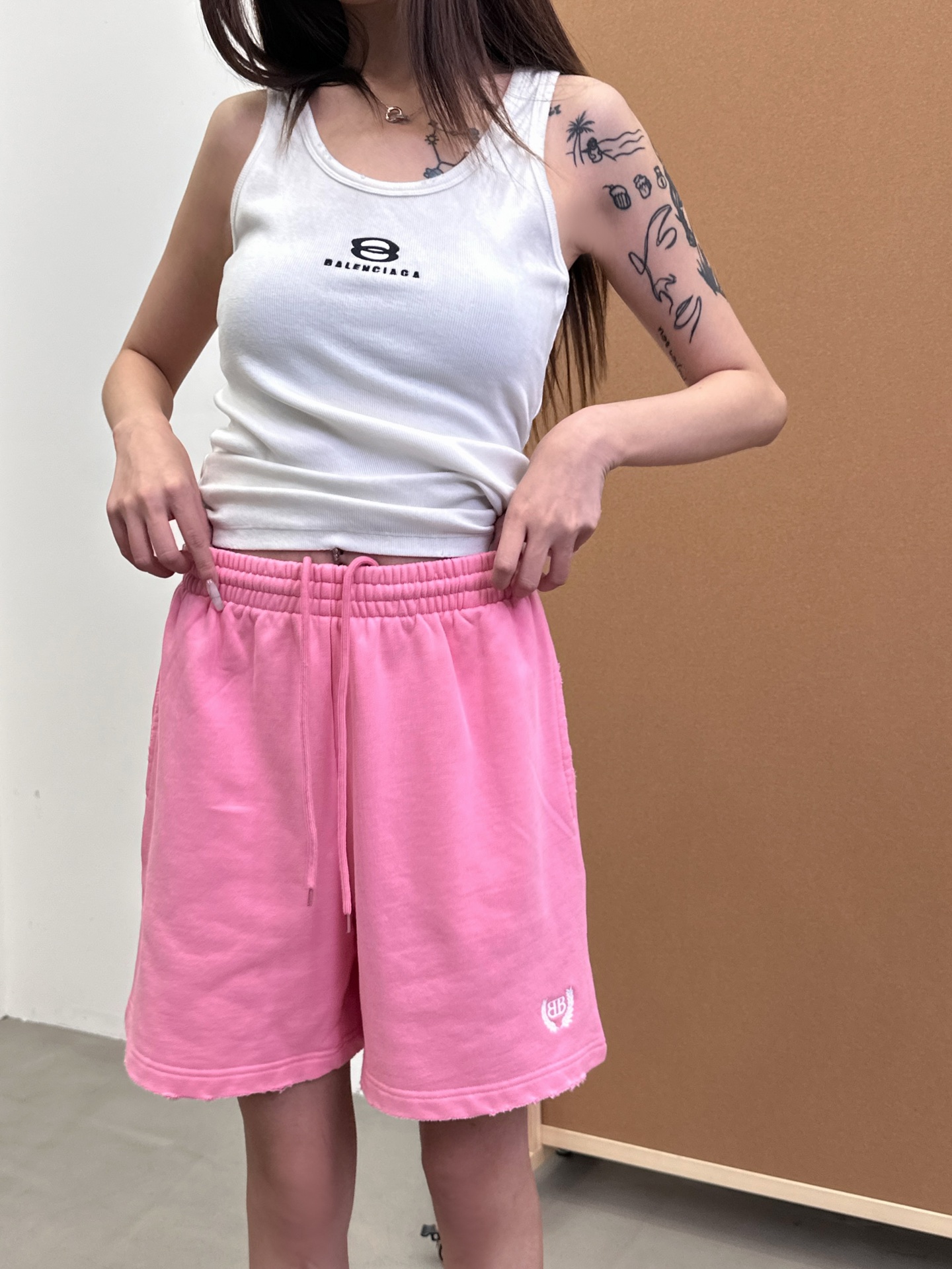 巴黎 ｜ 新款刺绣标短裤，成衣洗水吊磨工艺，最新红色刺绣标。男女同款，100%，尺码sml