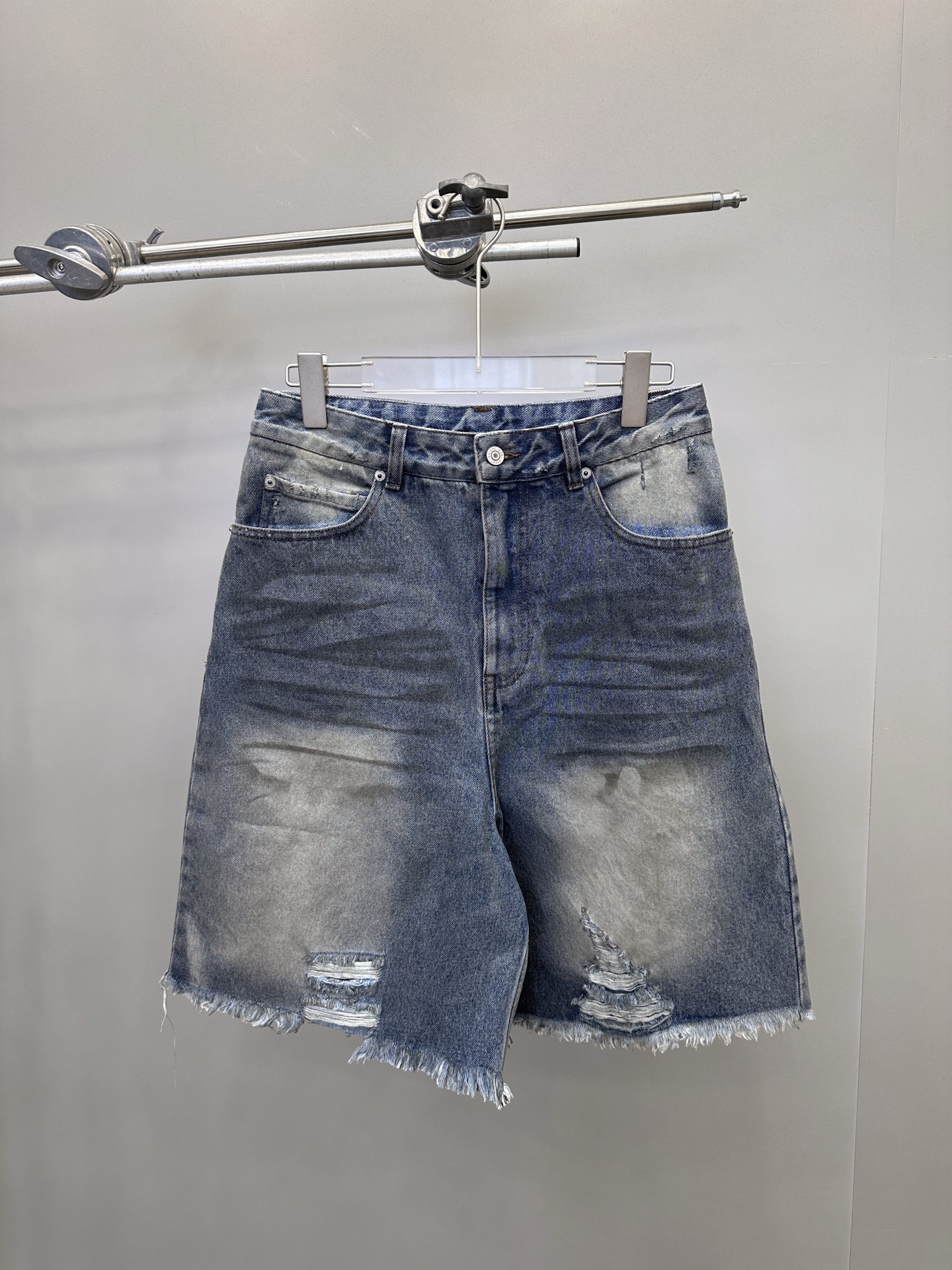 NO:834444,Paris | New denim shorts, ready-to-wear washed grout holes, same style for men and women, sizes sml,,shorts,19860909巴黎 ｜ 新款牛仔短裤,成衣洗水泥浆破洞工艺,男女同款,尺码sml,,shorts,,Women's clothing