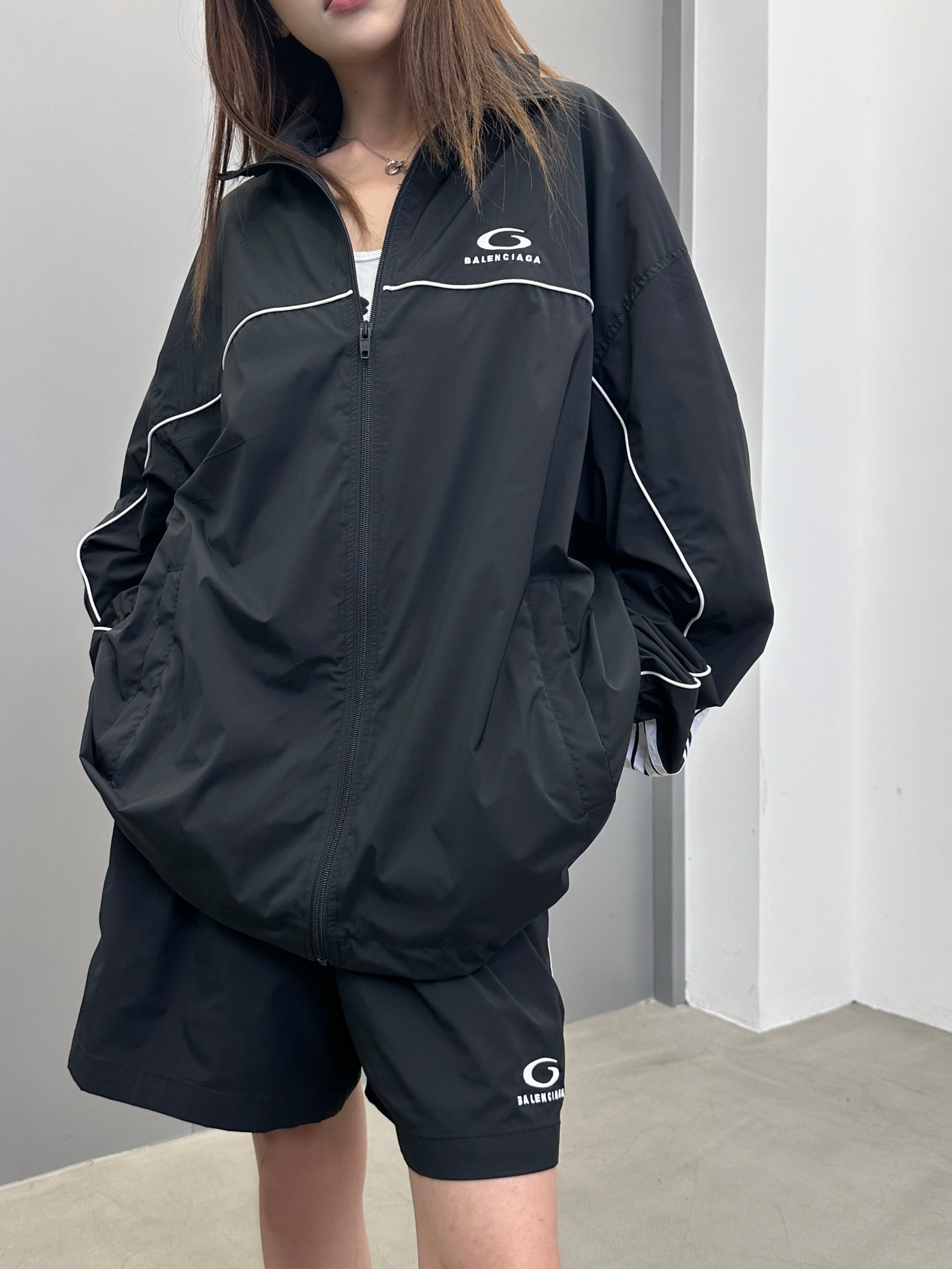 NO:333183,Paris ｜ New windbreaker jacket, front and rear embroidery plus five side bar craftsmanship, same style for men and women, size sml, jackets & coats, alexander wang19860909巴黎 ｜ 新款风衣夹克,成衣前后刺绣加五条侧杠工艺,男女同款,尺码sml,,jackets & coats,alexander wang,Women's clothing