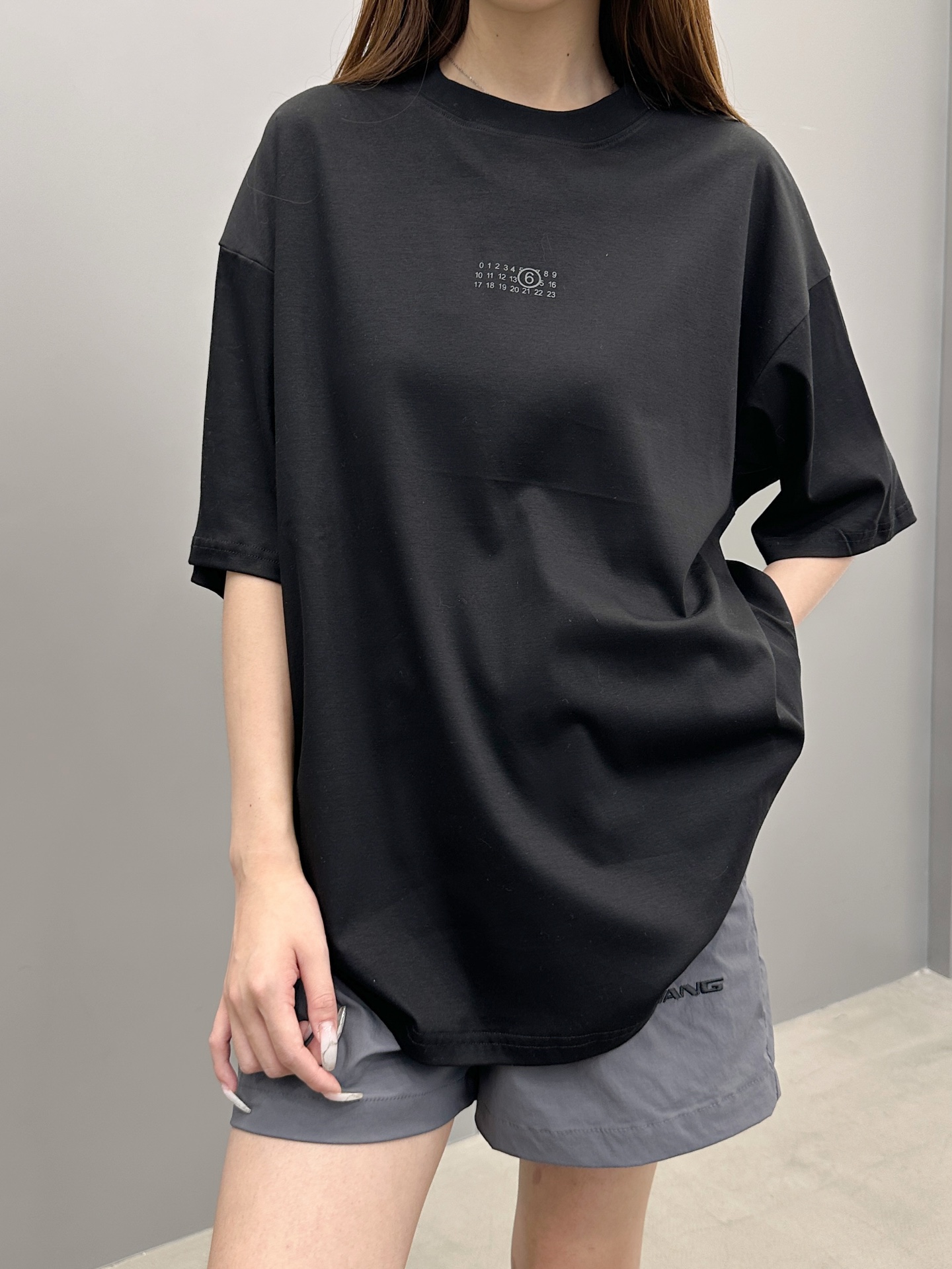 NO:412592,mm6 ｜ New short-sleeved T, classic thick-printed logo, imported ice silk cotton, same style for men and women, size sml,,masion margiela,T-shirt,alexander wang19860909mm6 ｜ 新款短袖t,经典厚版印花标,进口冰丝棉,男女同款,尺码sml,,masion margiela,T-shirt,alexander wang,Women's clothing