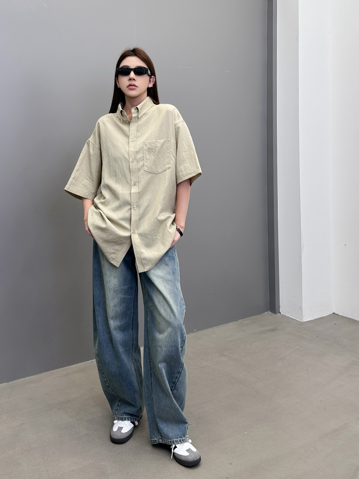 NO:415136,Paris ｜ New short-sleeved shirt, classic embroidery logo, imported lyesel linen special fabric, same style for men and women, size sml, T-shirt, alexander wang19860909巴黎 ｜ 新款短袖衬衣,经典刺绣标,进口莱赛尔亚麻特殊面料,男女同款,尺码sml,,T-shirt,alexander wang,Women's clothing