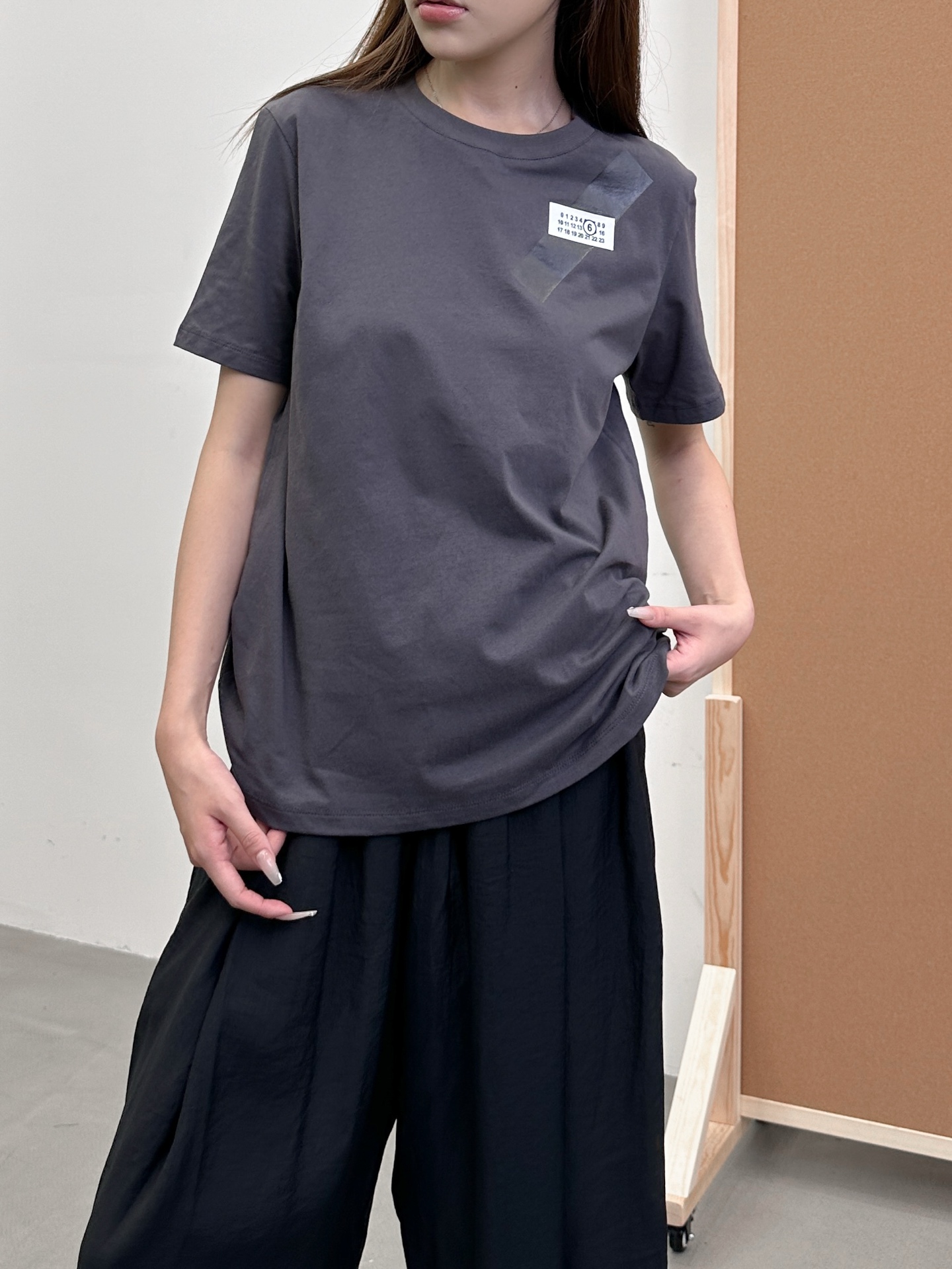 NO:422767,mm6 ｜ New short-sleeved t, tape printing technology, combed cotton, same style for men and women, size sml, masion margiela, T-shirt, alexander wang19860909mm6 ｜ 新款短袖t,胶布印花工艺,精梳棉,男女同款,尺码sml,,masion margiela,T-shirt,alexander wang,Women's clothing