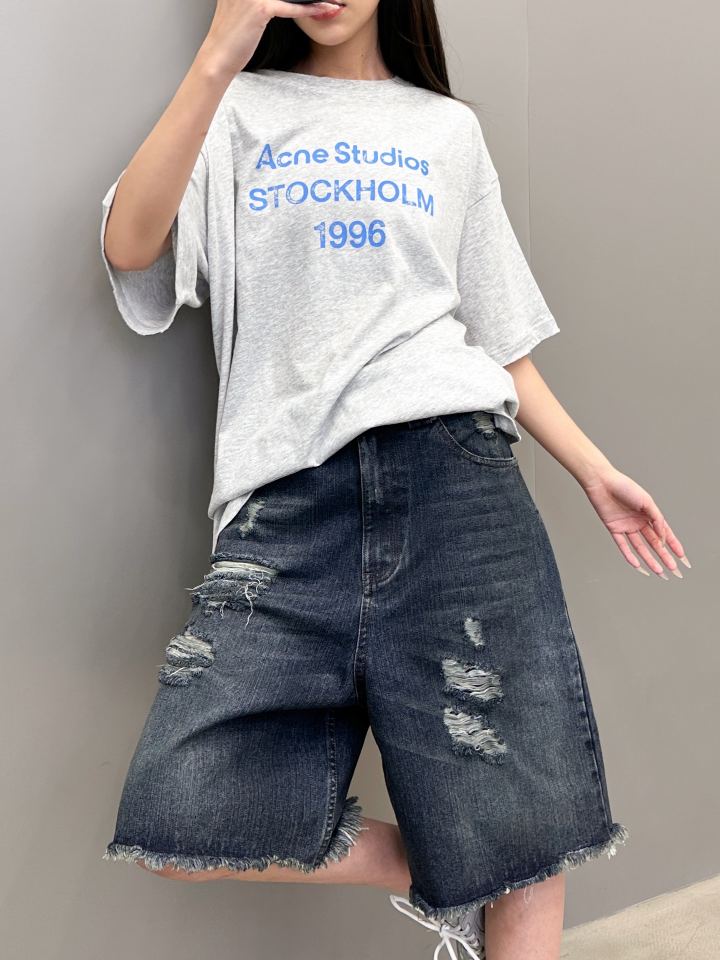 NO:428403,Paris ｜ New denim shorts, laundry and water ripping technology, classic pants, imported denim, same style for men and women, size sml, shorts, alexander wang19860909巴黎 ｜ 新款牛仔短裤,成衣洗水吊磨破洞工艺,经典裤型,进口牛仔布,男女同款,尺码sml,,shorts,alexander wang,Women's clothing