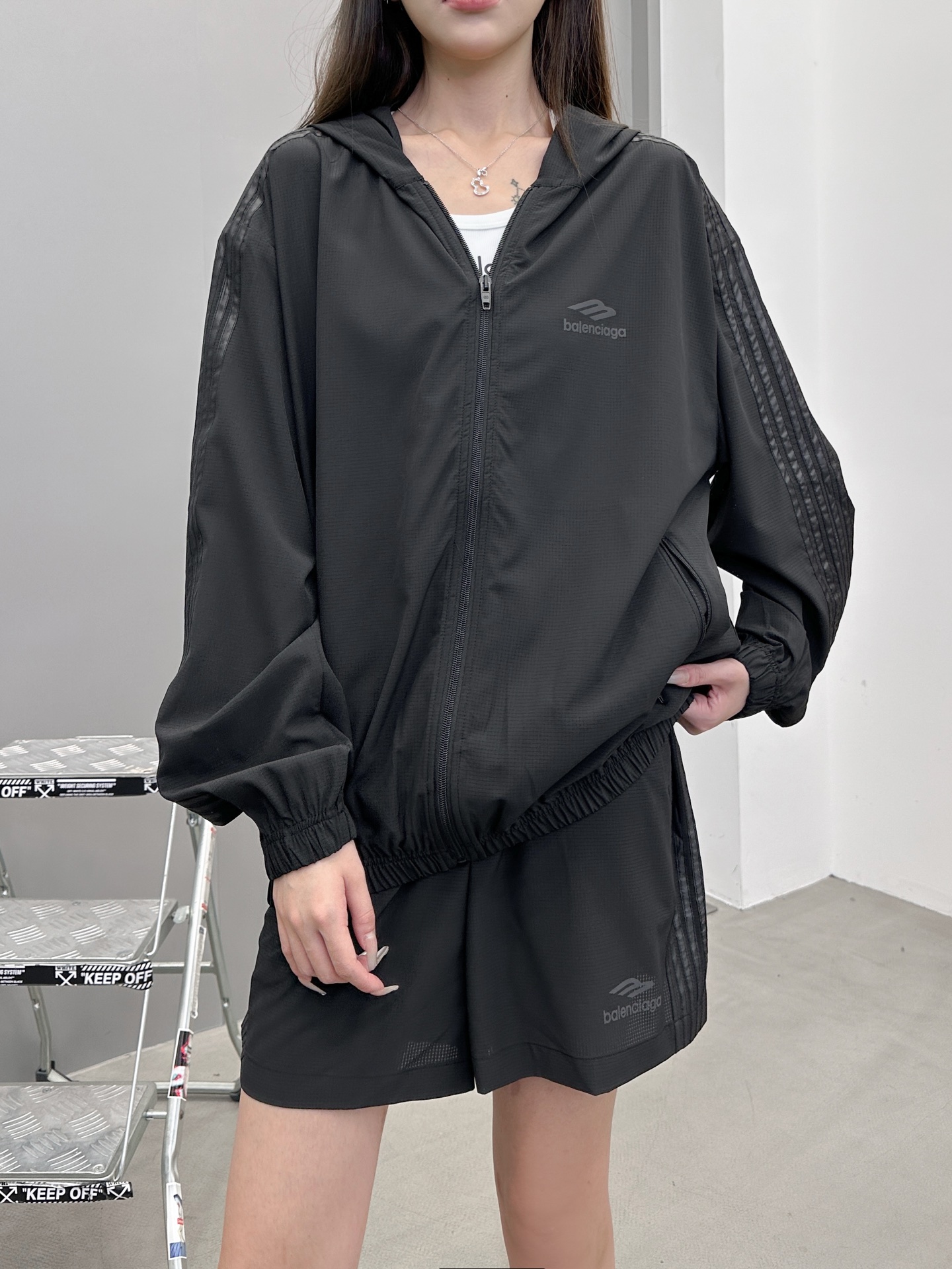 NO:431103,Paris ｜ New thin cardigan, classic printed logo, special nylon fabric, handmade car side bar craft, same style for men and women, size sml, alexander wang19860909巴黎 ｜ 新款薄开衫,经典印花标,特殊尼龙面料,手工车侧杠工艺,男女同款,尺码sml,,alexander wang,Women's clothing