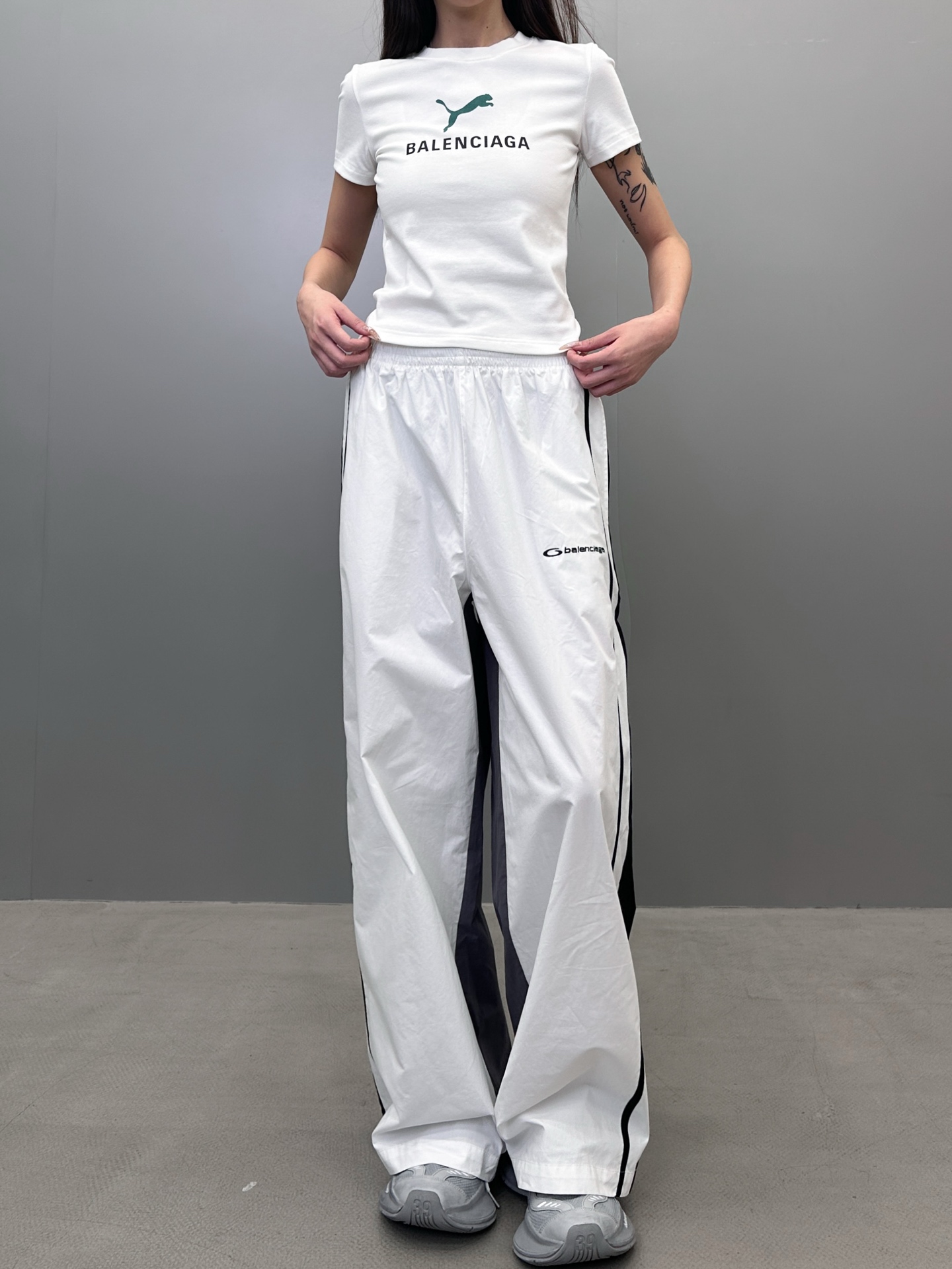 NO:447739,Paris ｜ New casual pants, laundry washing and water fixing process plus handmade car side bar workmanship, same style for men and women, size sml, alexander wang19860909巴黎 ｜ 新款休闲裤,成衣洗水固色工艺加手工车侧杠做工,男女同款,尺码sml,,alexander wang,Women's clothing