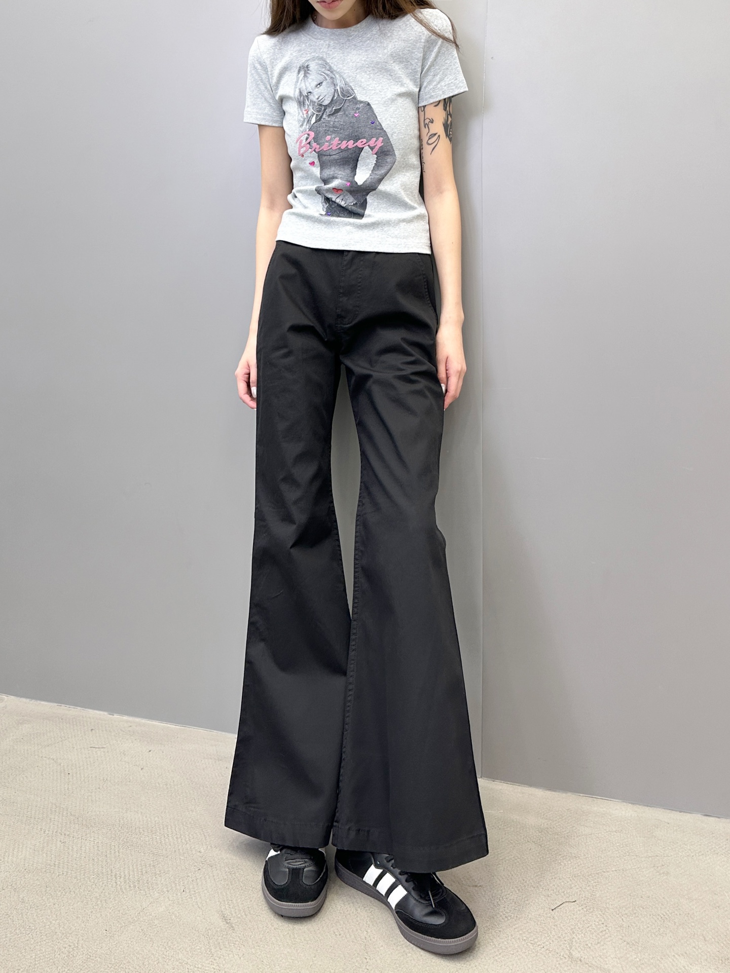 NO:452942,Paris ｜ New casual pants, laundry washing craftsmanship and classic bell-bottom pants style, casual and fashionable, size sml, alexander wang19860909巴黎 ｜ 新款休闲裤,成衣洗水工艺加经典喇叭裤版型,休闲时尚,尺码sml,,alexander wang,Women's clothing