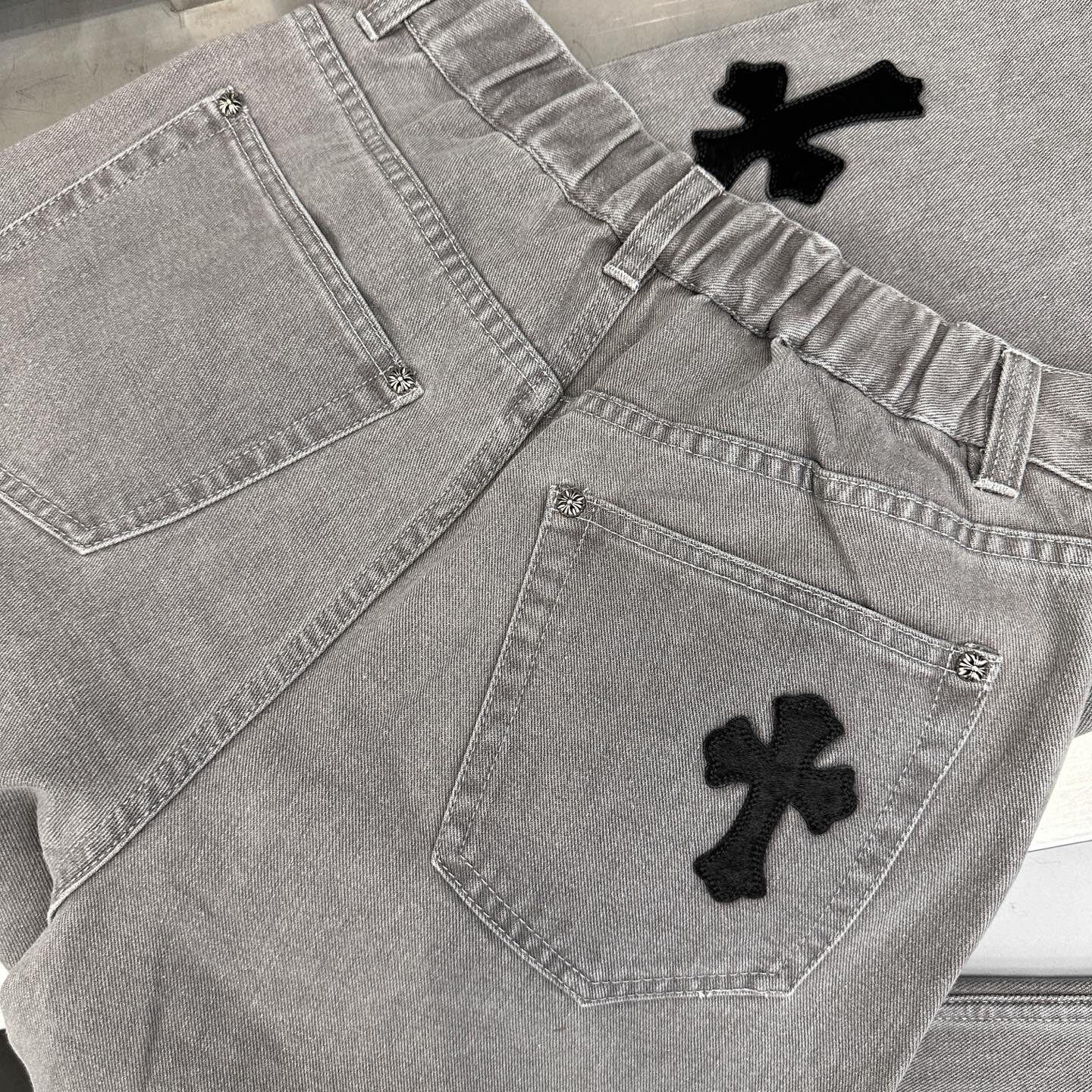 克罗心 ｜ 新款牛仔裤，成衣洗水吊磨工艺加手工车马毛十字标，尺码sml