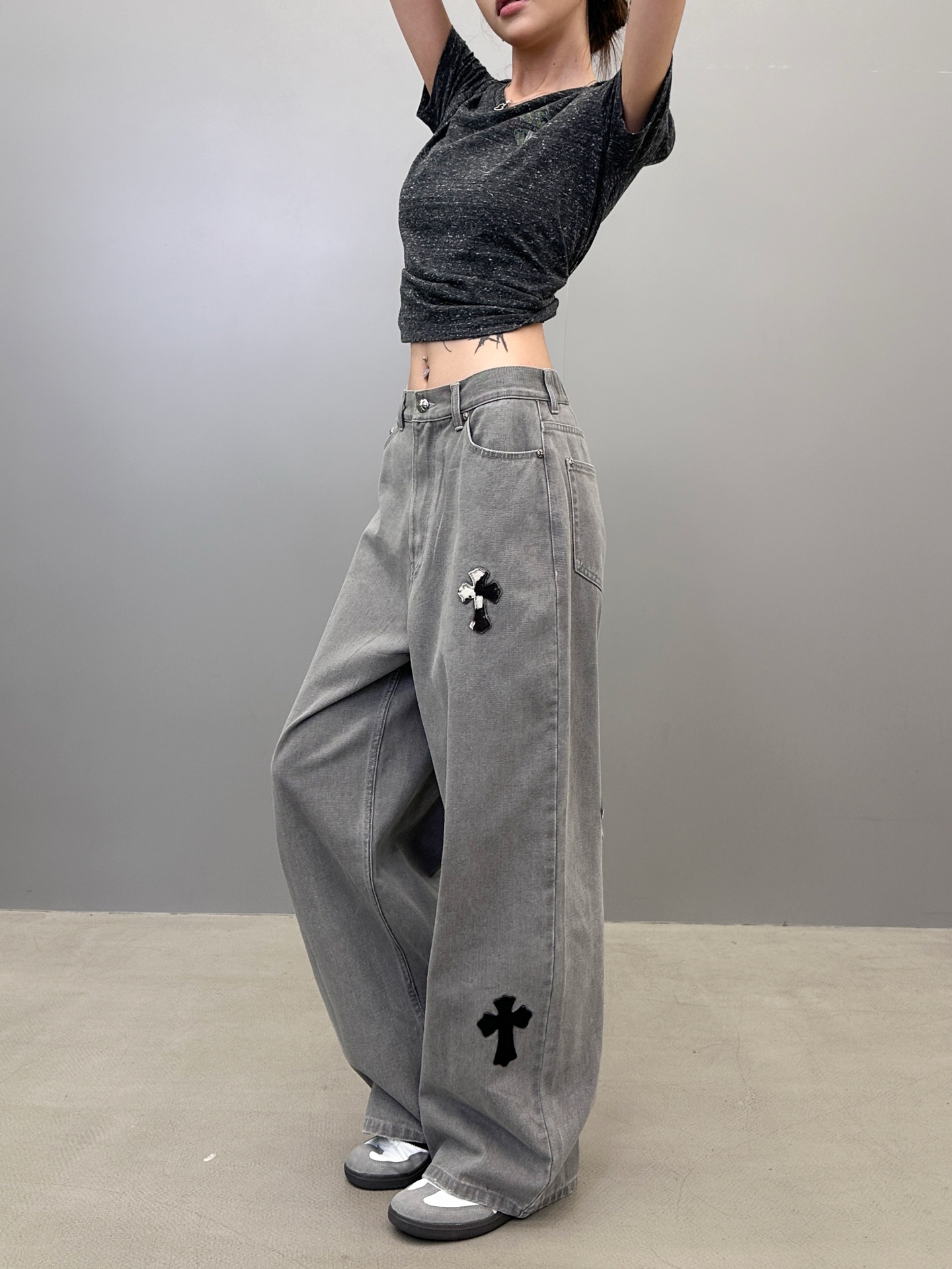 克罗心 ｜ 新款牛仔裤，成衣洗水吊磨工艺加手工车马毛十字标，尺码sml